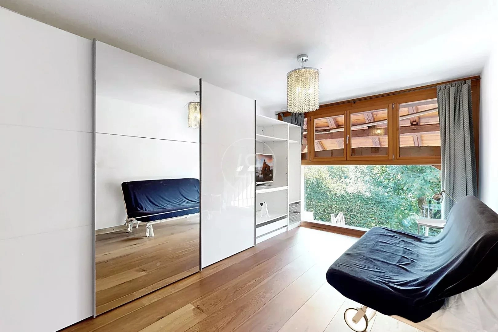 Helles Schlafzimmer mit großer Fensterfront