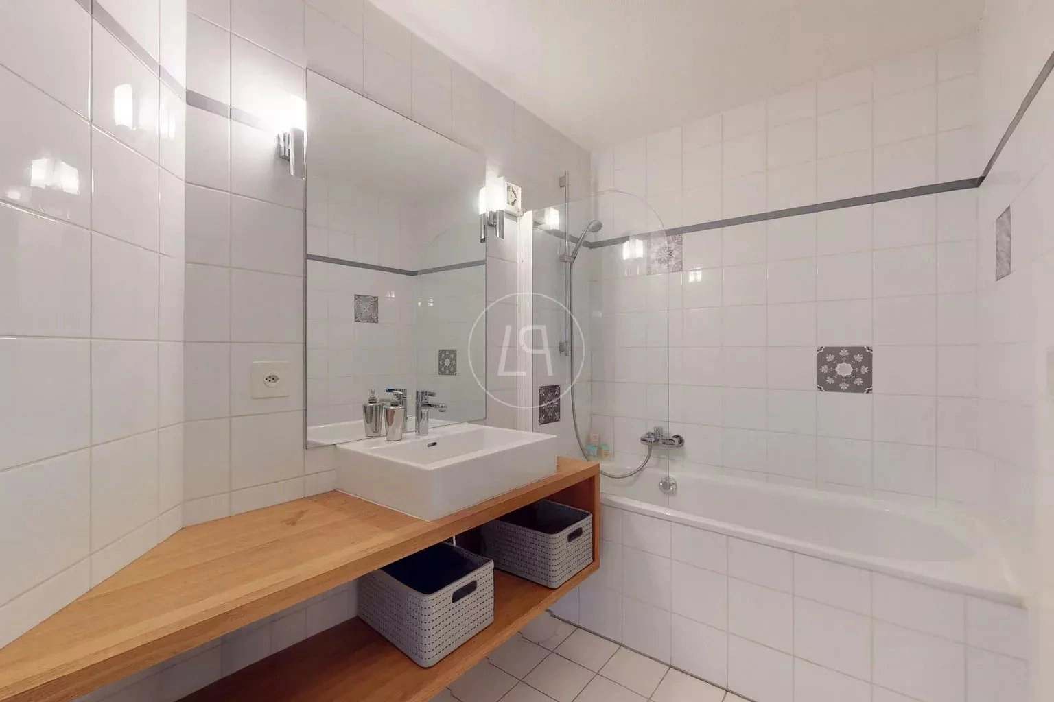 Helles Badezimmer mit Wanne und Waschtisch