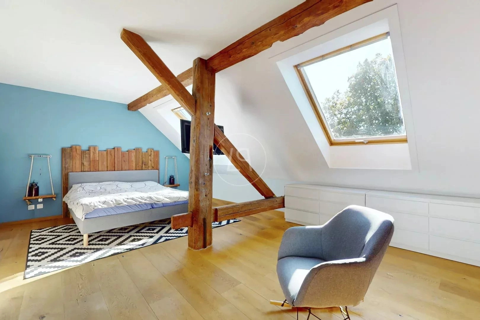 Dachzimmer mit sichtbaren Holzbalken