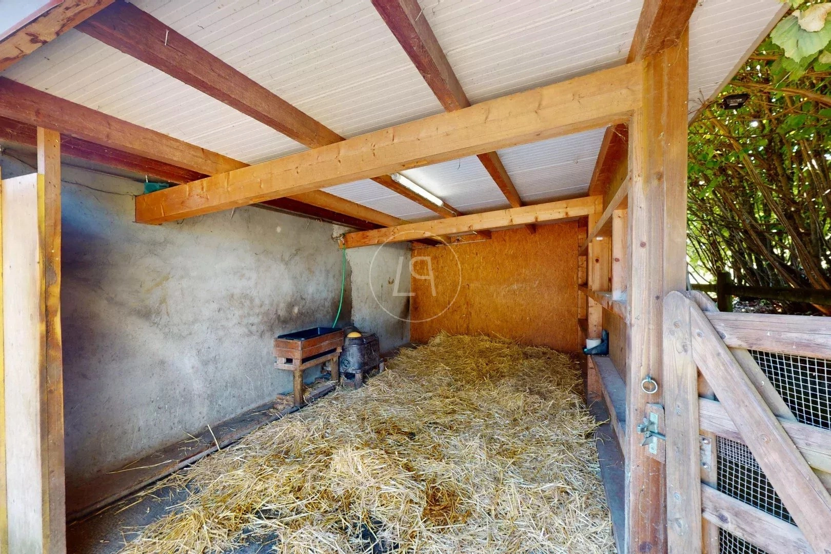 Offener Stall- oder Unterstandbereich mit Stroh
