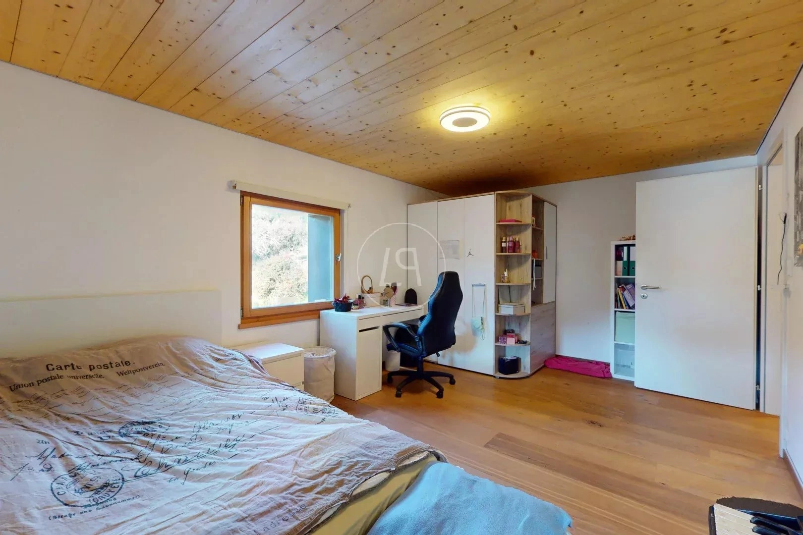 Helles Schlafzimmer mit Holzboden und Holzdecke