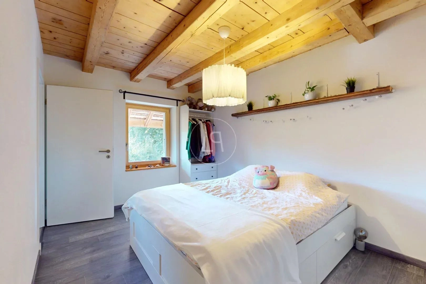 Gemütliches Schlafzimmer mit Holzbalkendecke