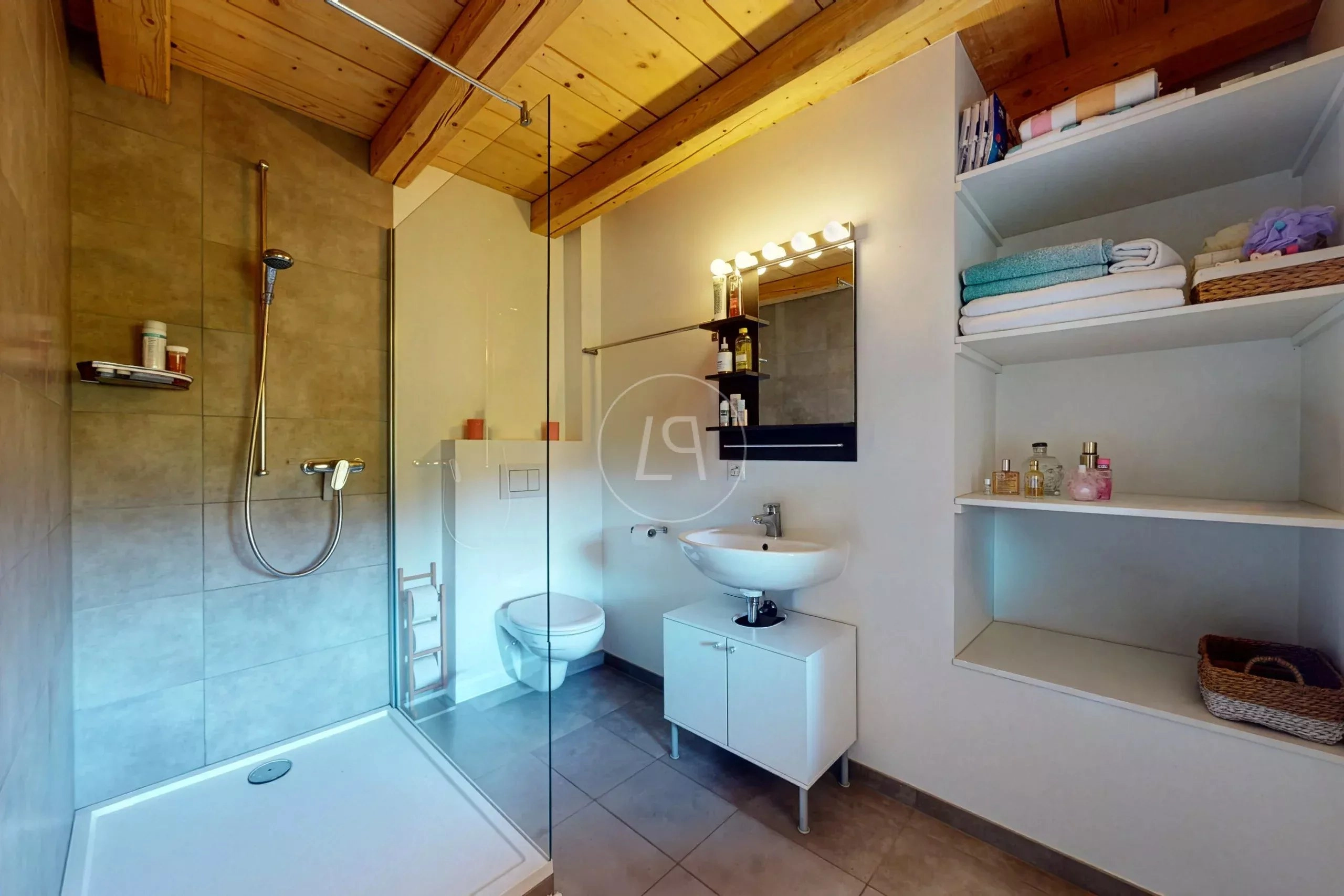 Modernes Badezimmer mit begehbarer Dusche und Dachbalken
