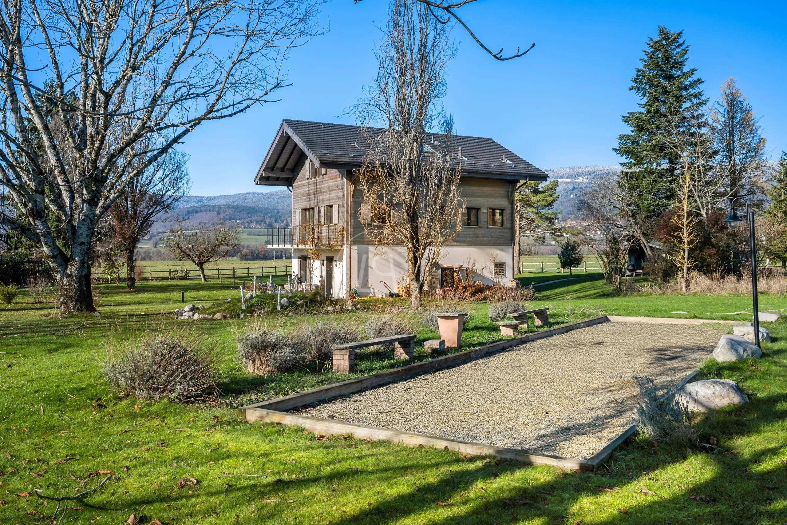 Ländliches Einfamilienhaus mit Garten