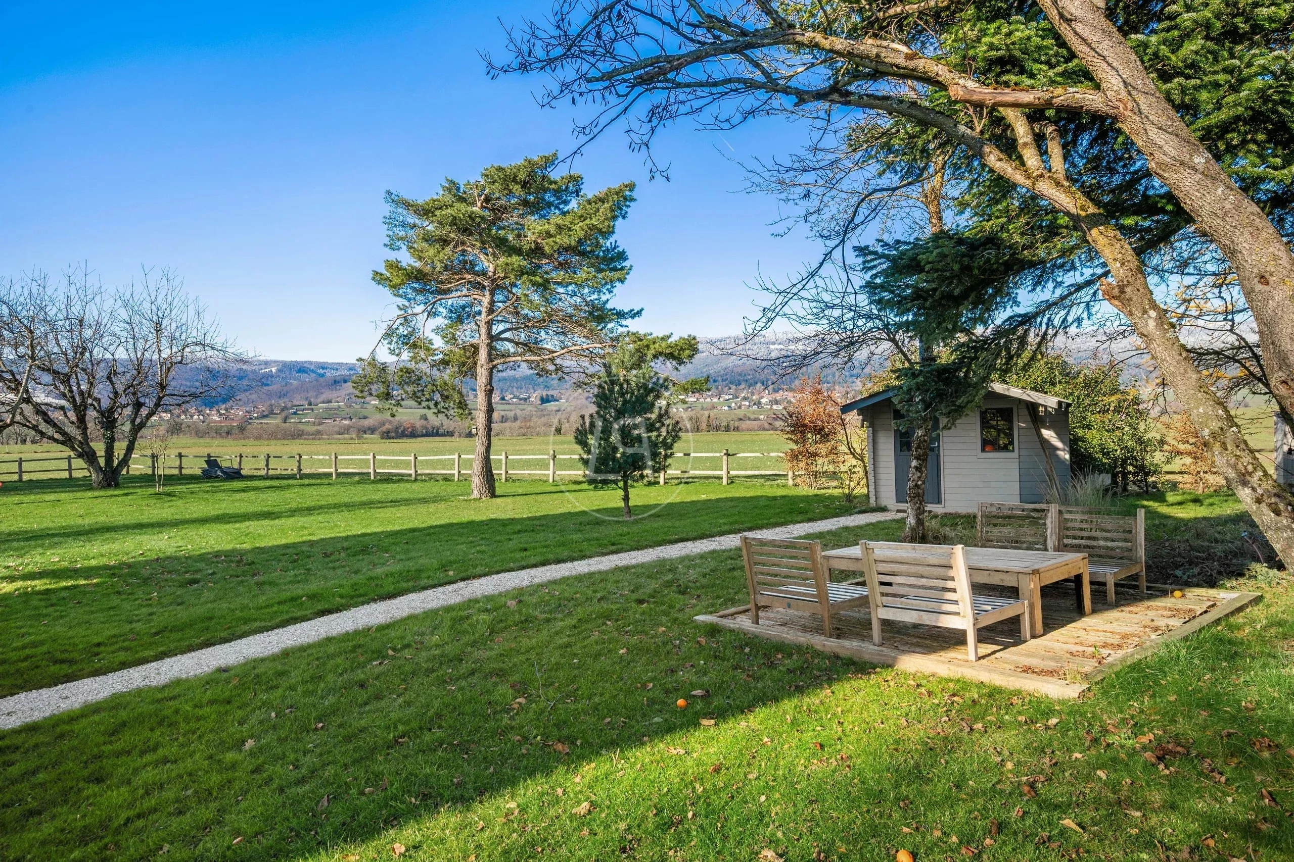 Großer Garten mit Sitzplatz und Hütte