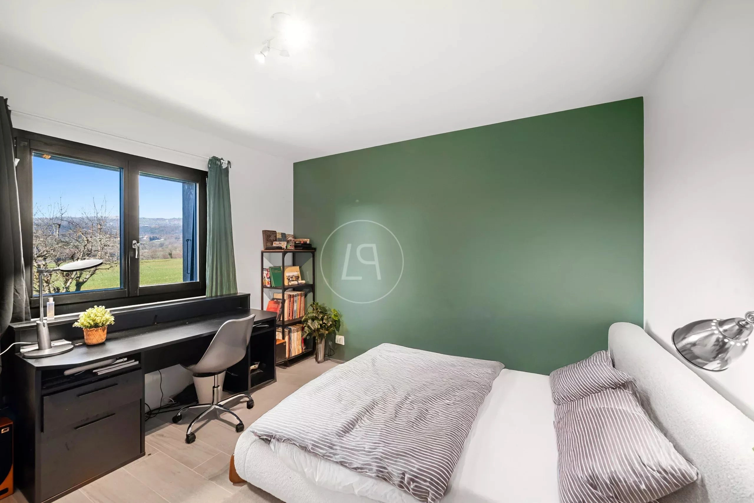 Modernes Schlafzimmer mit Arbeitsplatz am Fenster