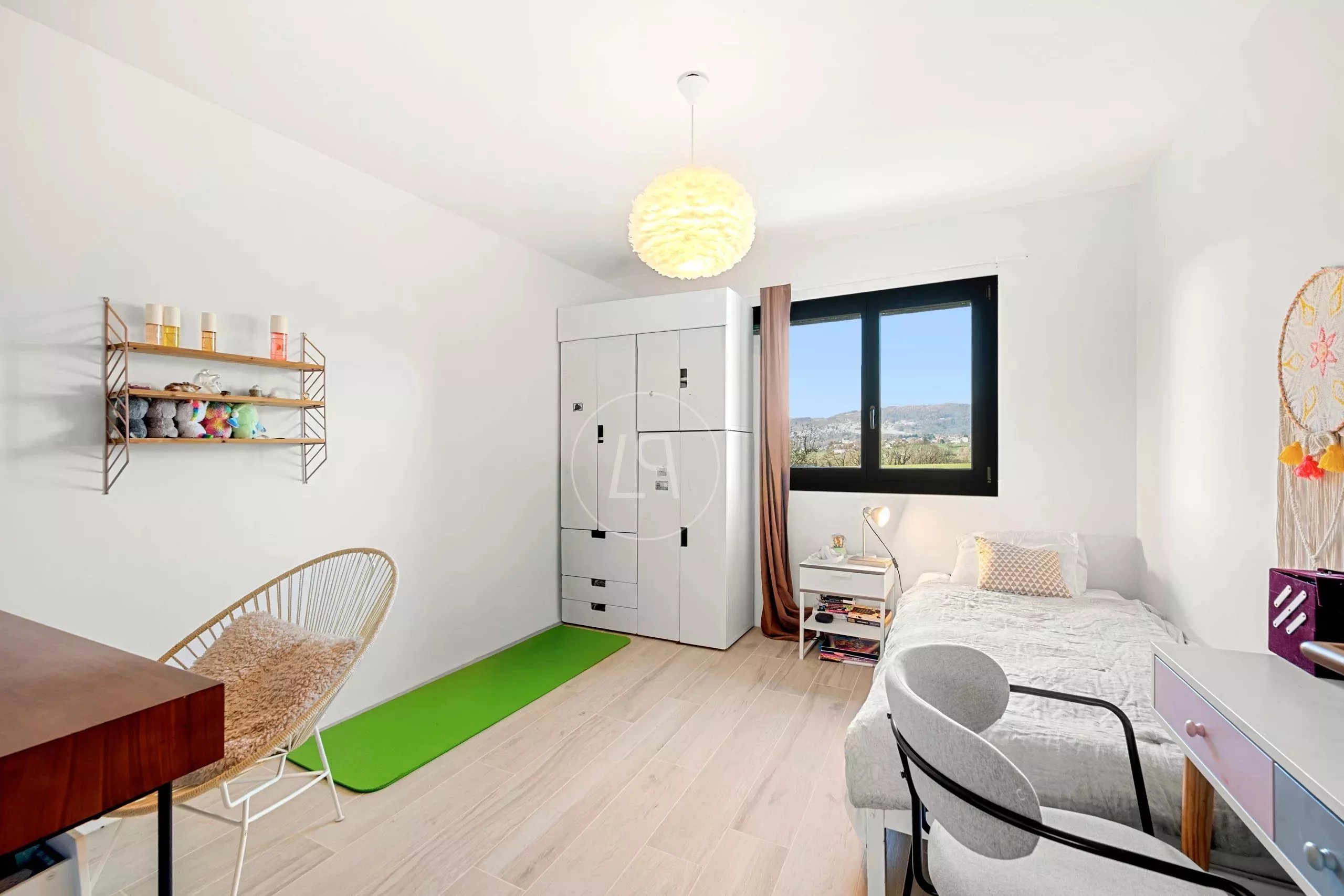 Helles Schlafzimmer mit Bergblick