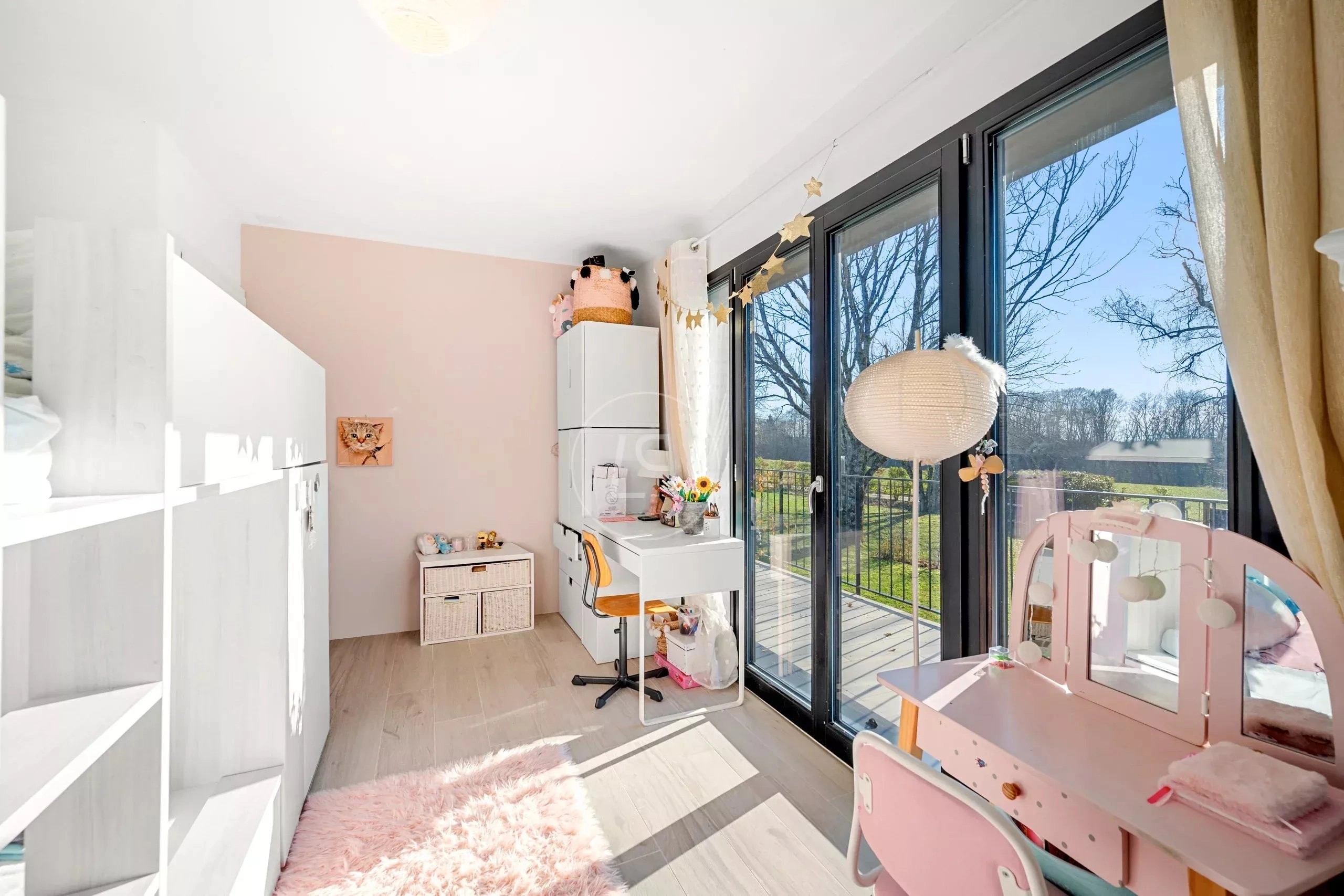 Helles Kinderzimmer mit Balkonblick