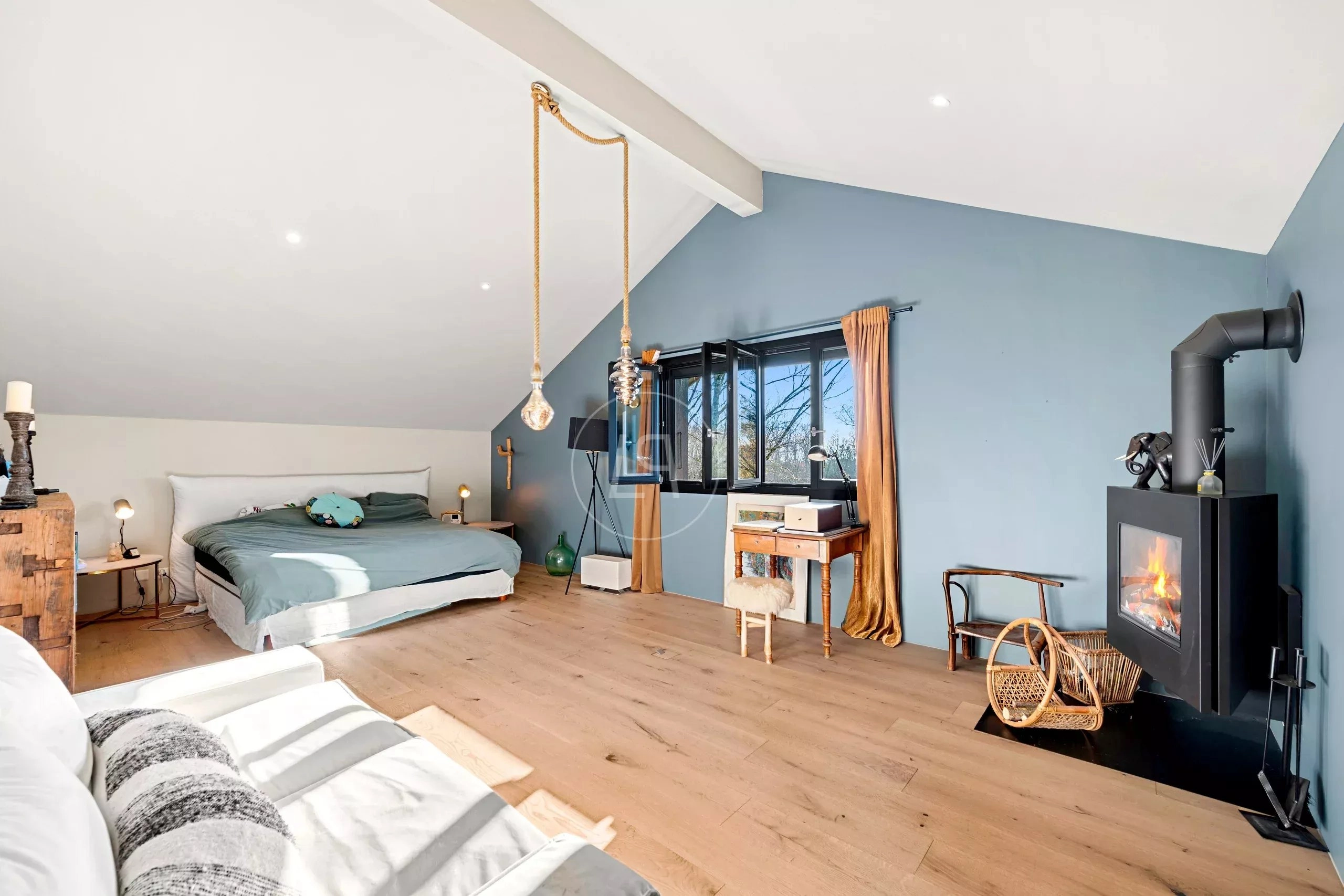 Schlafzimmer mit Dachschräge und Kamin