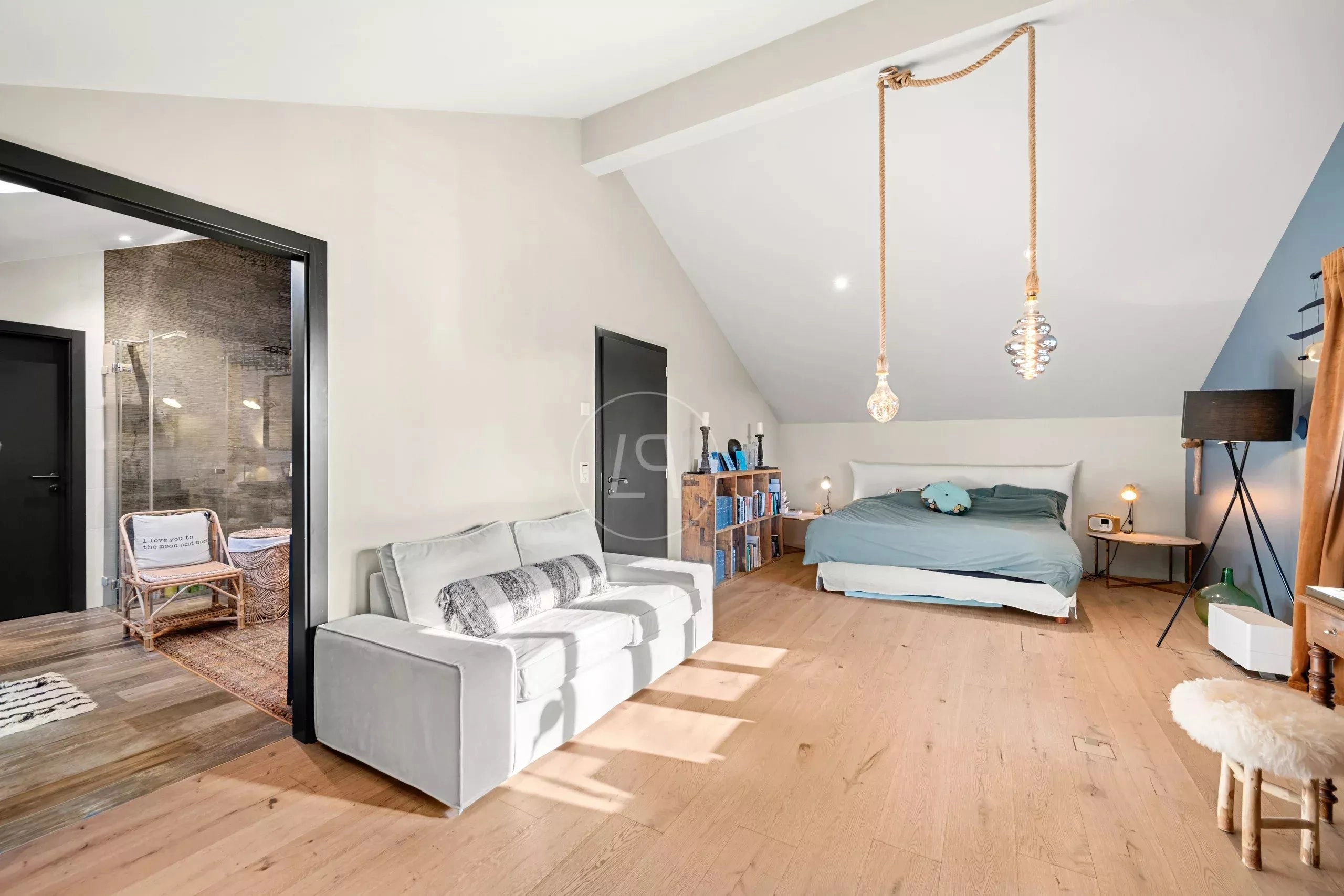 Helles Schlafzimmer mit offenem Badzugang