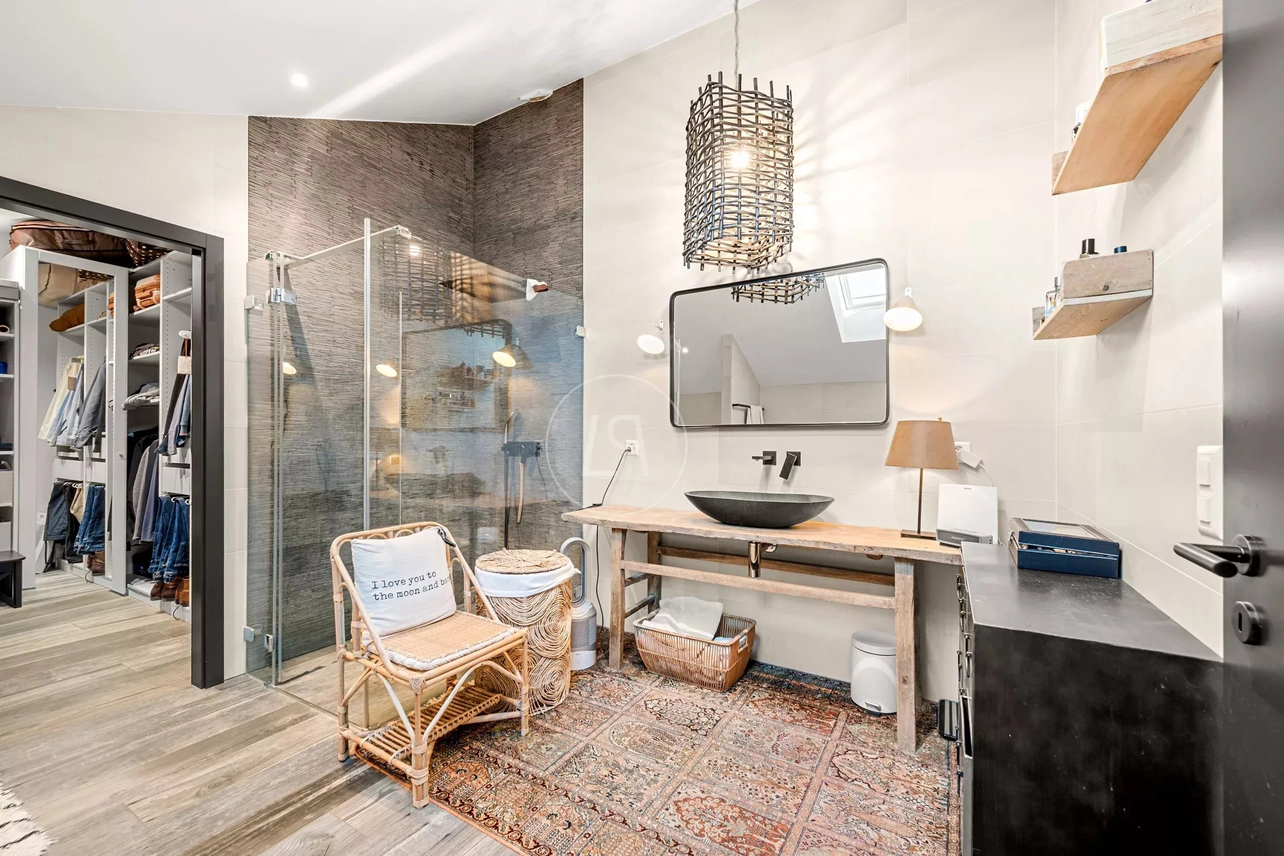 Modernes Ankleidezimmer mit begehbarer Dusche