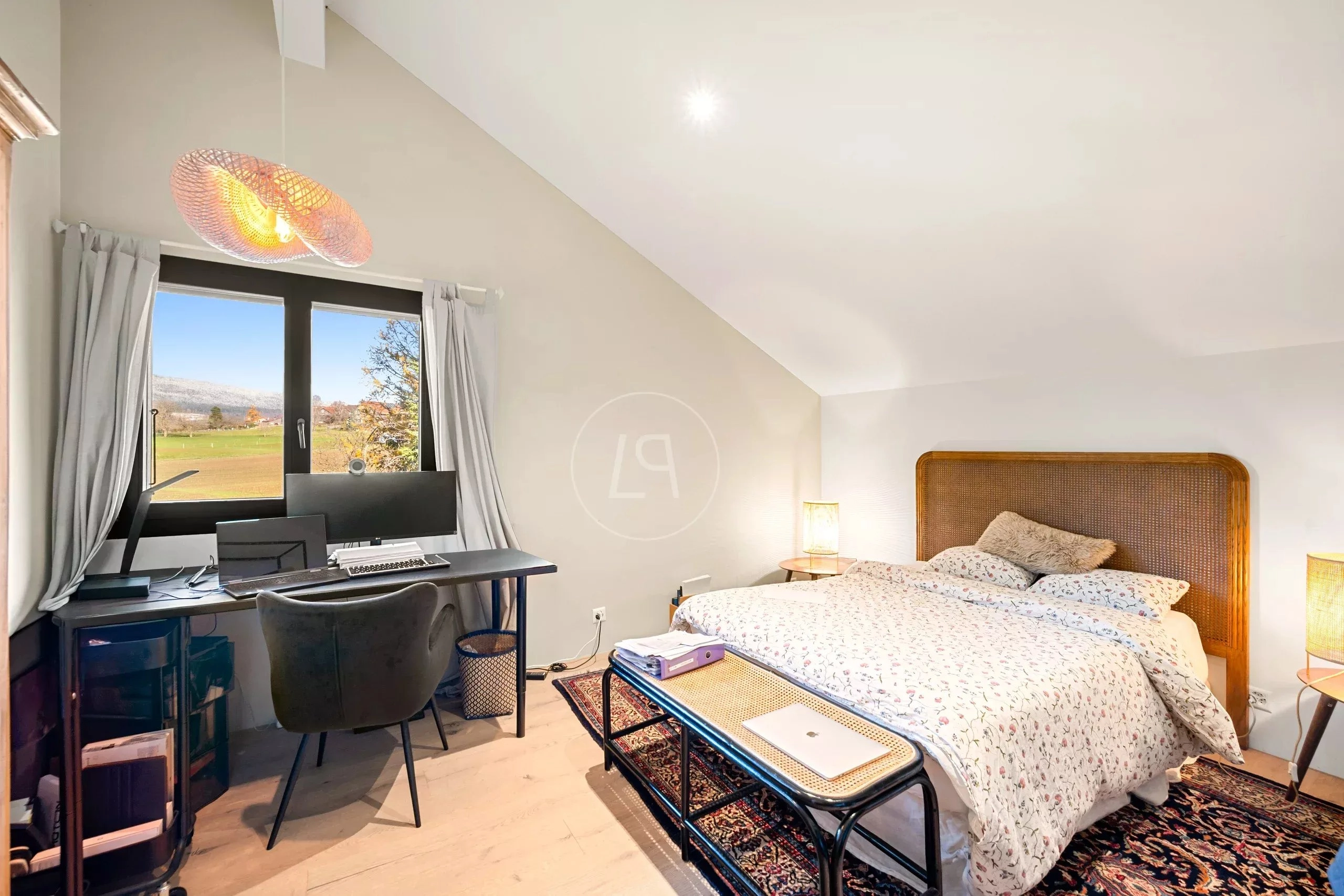Helles Schlafzimmer mit Arbeitsbereich