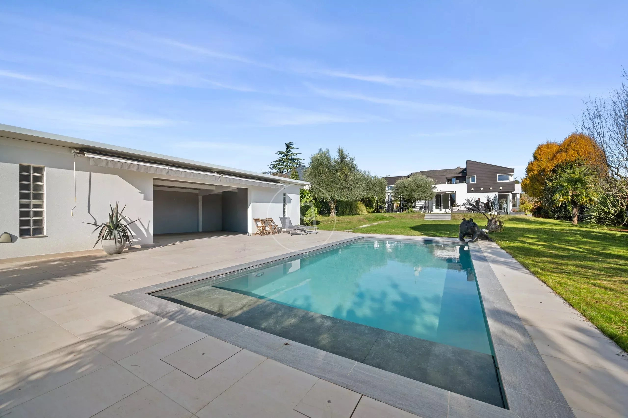 Moderner Außenbereich mit Pool und Garten