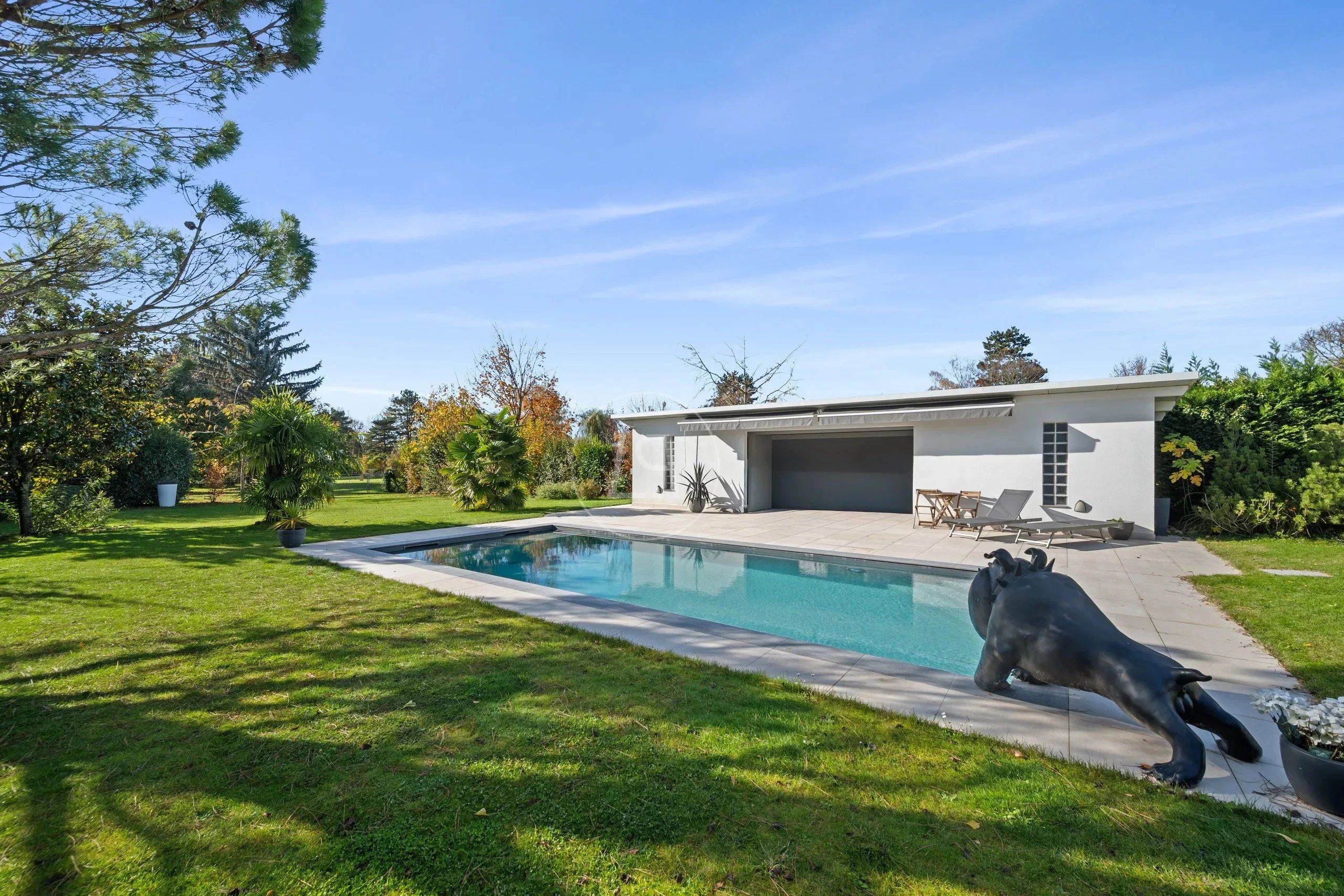 Moderne Poolanlage mit Garten und Poolhaus