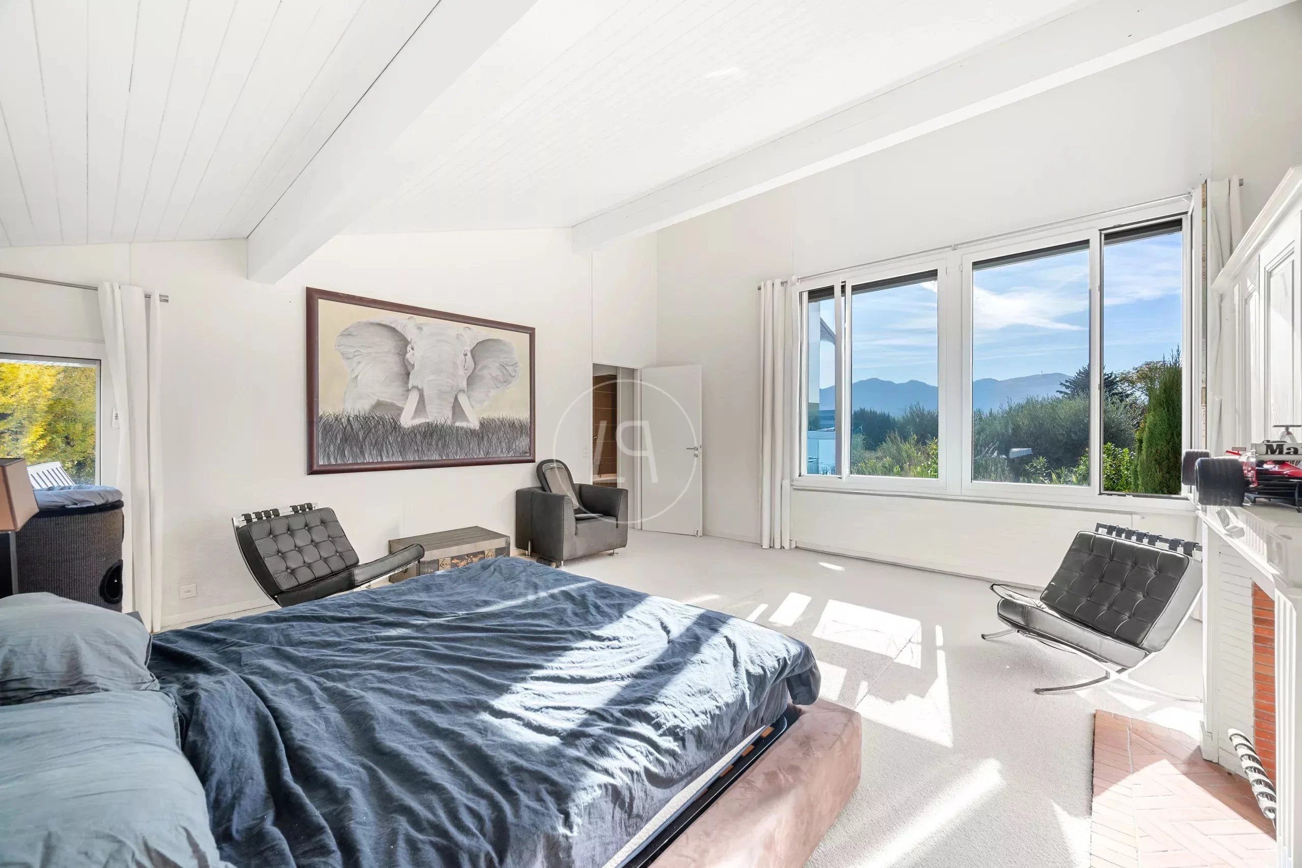 Helles Schlafzimmer mit Panoramablick
