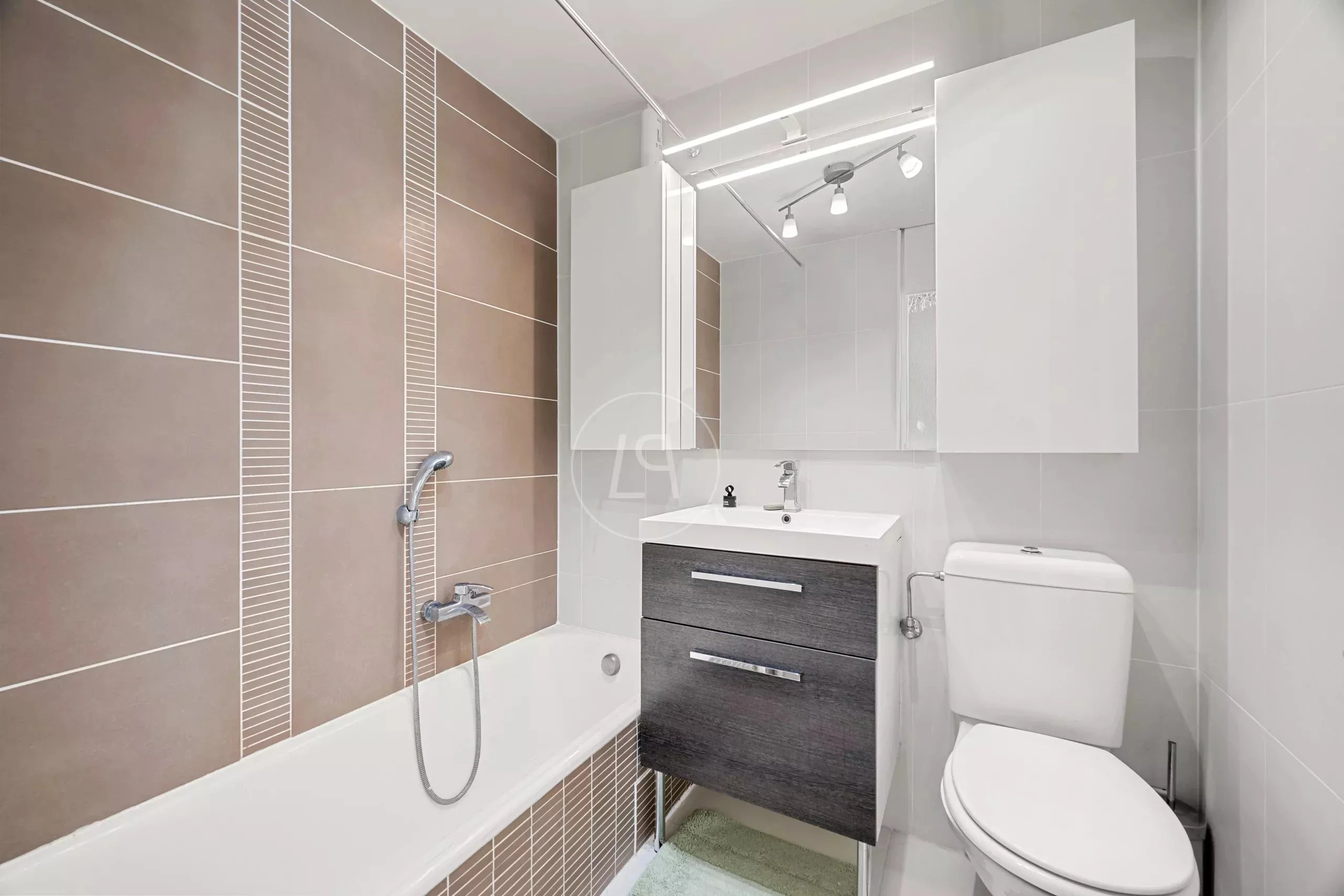 Modernes Badezimmer mit Badewanne und WC