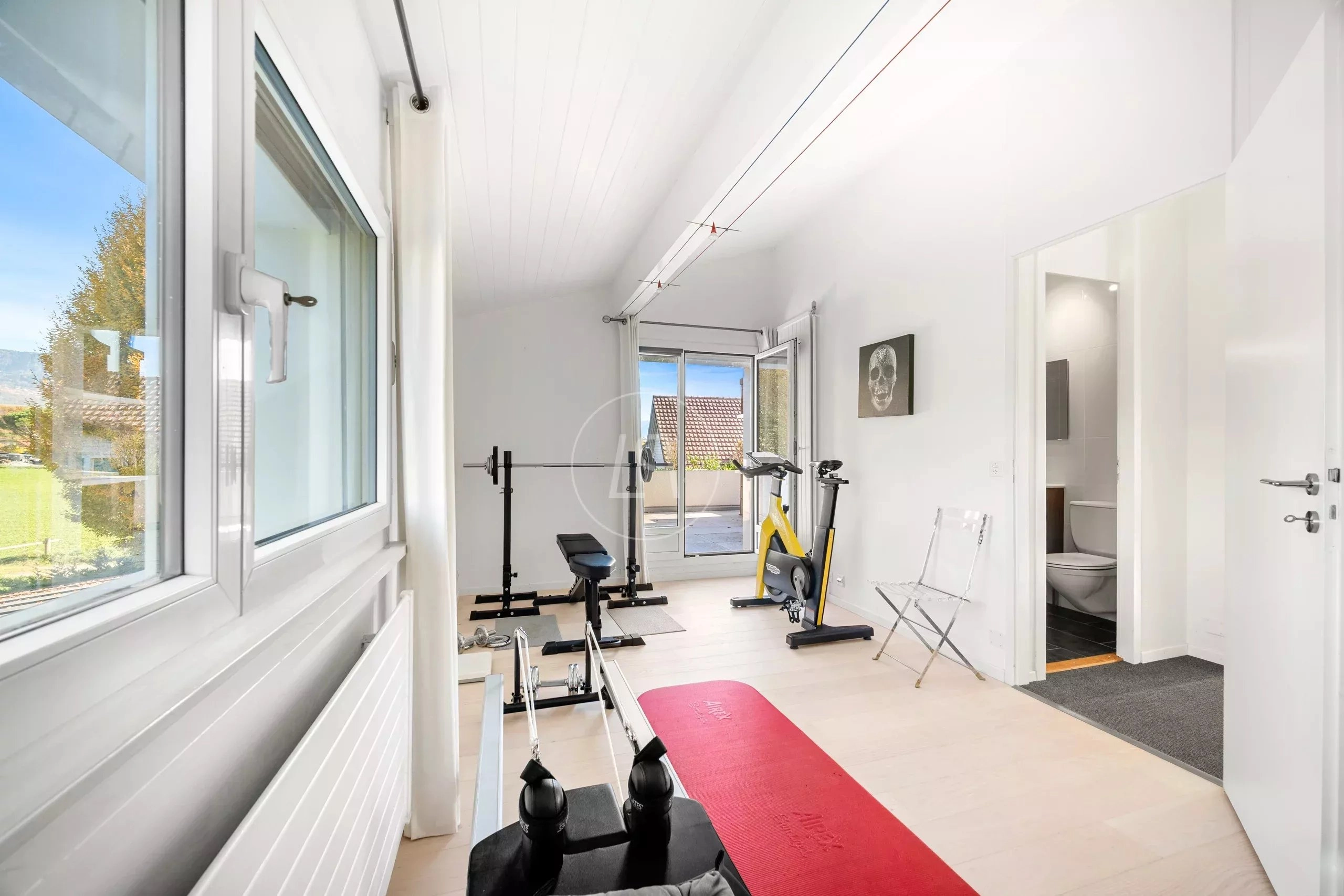 Heller Fitnessraum mit Blick ins Freie