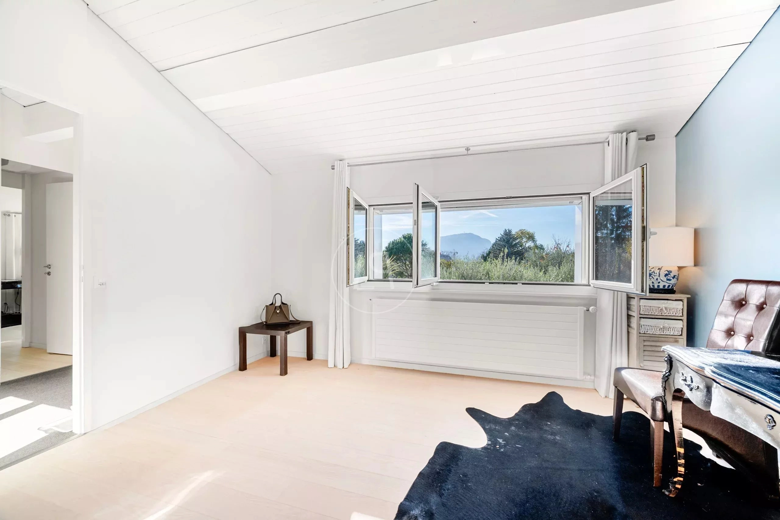 Helles Schlafzimmer mit Ausblick
