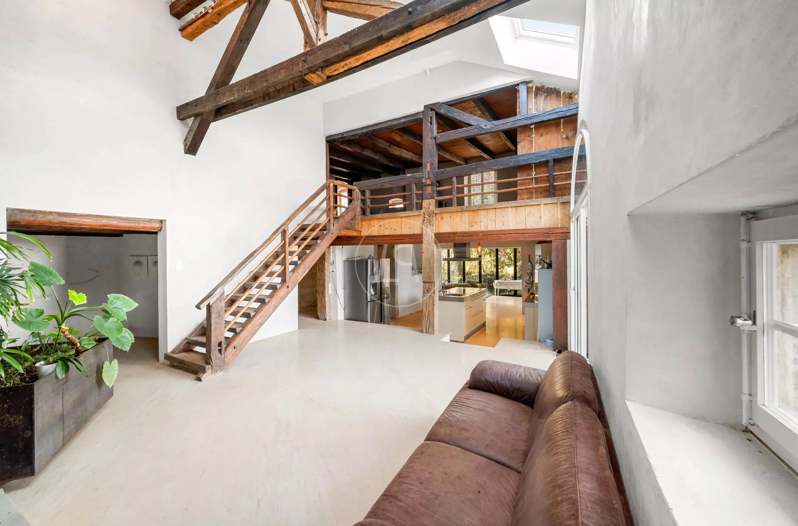 Helles Loft mit Holzträgern