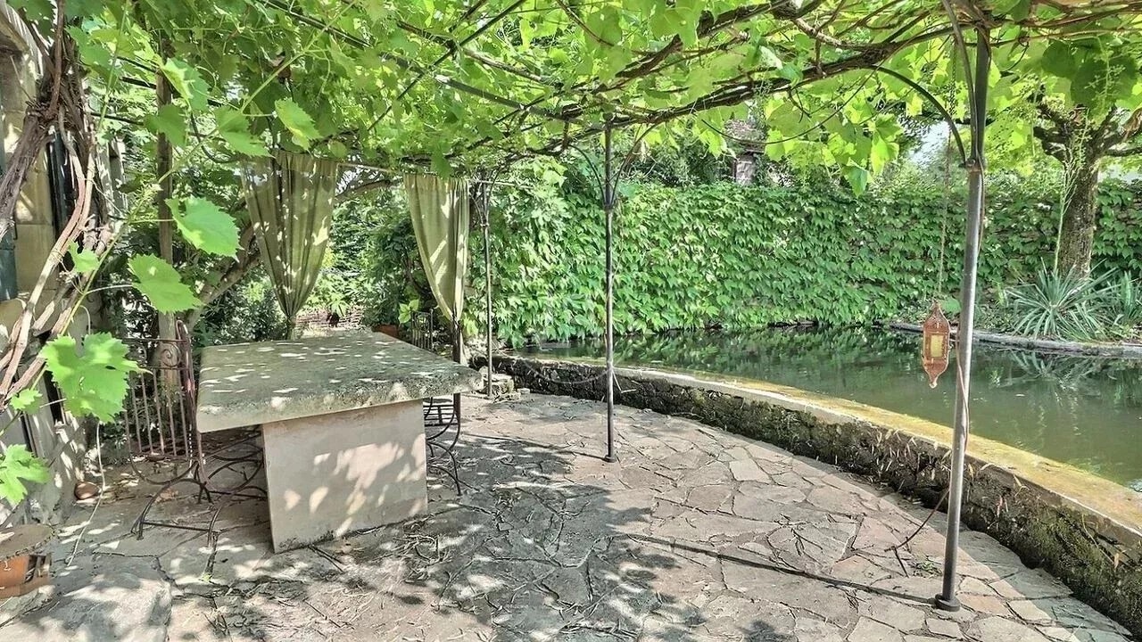 Gartenpavillon am Wasser