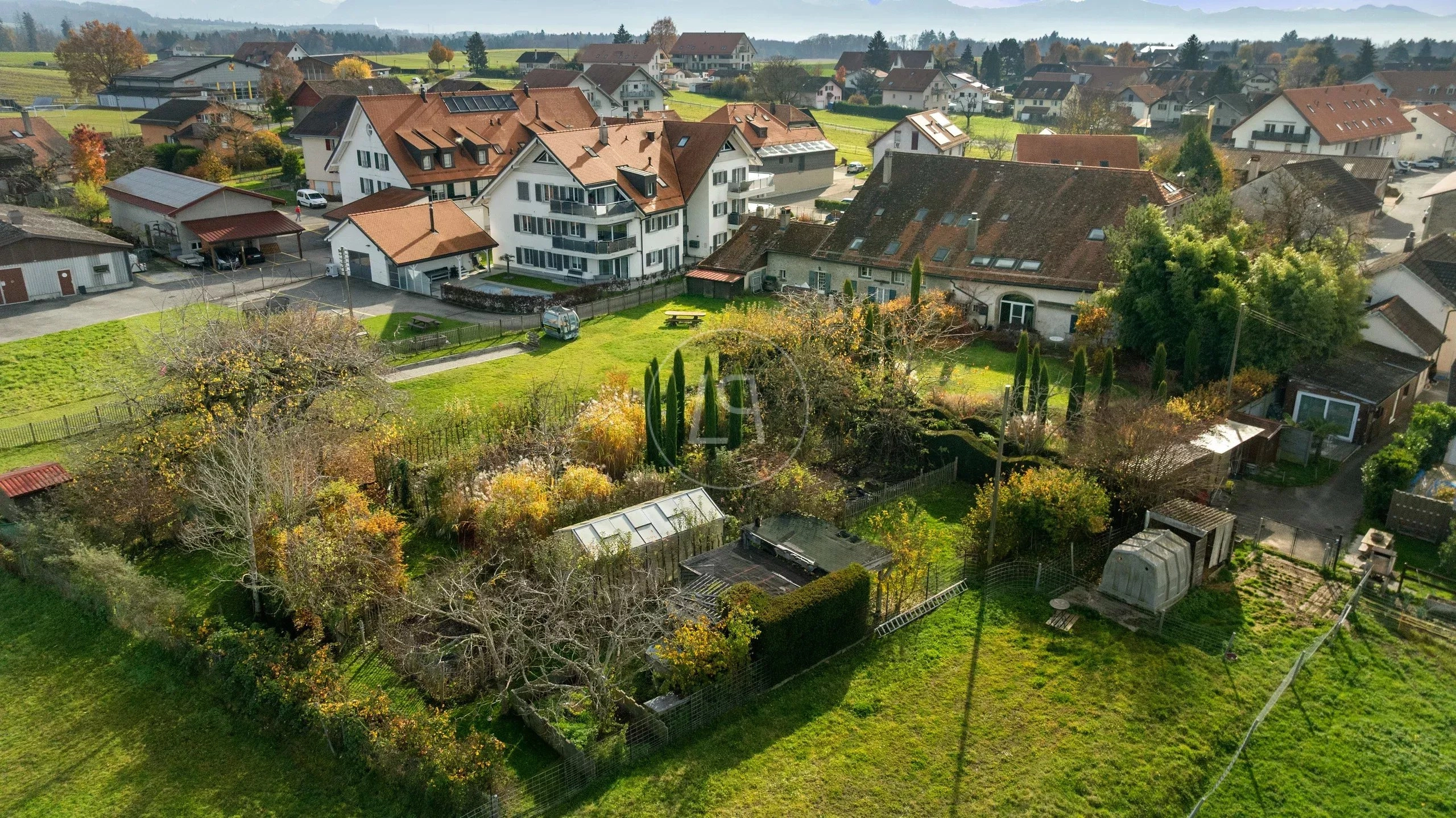 Luftaufnahme eines Wohngebiets mit Gärten