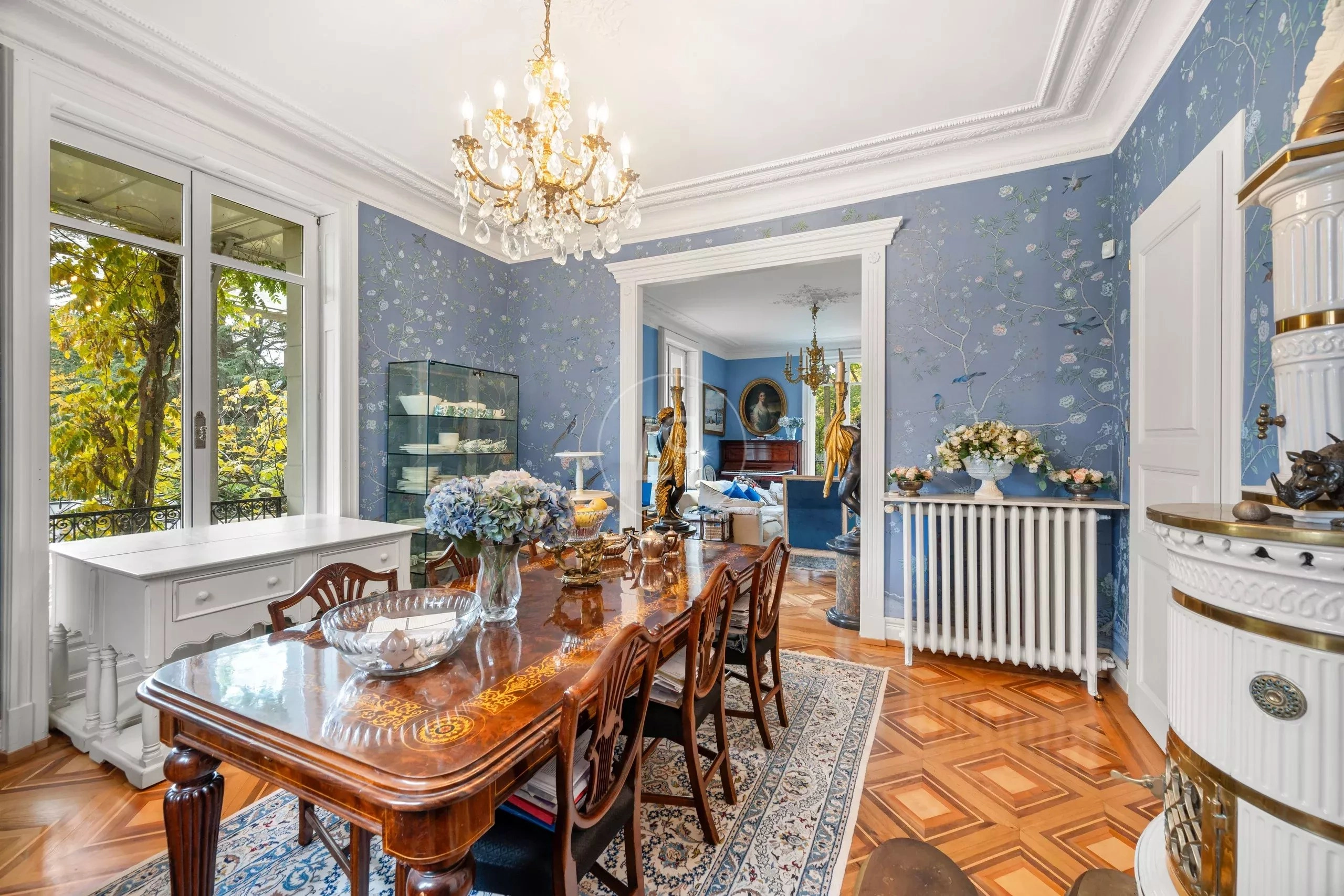 Eleganter Essraum mit blauem Tapetenmuster