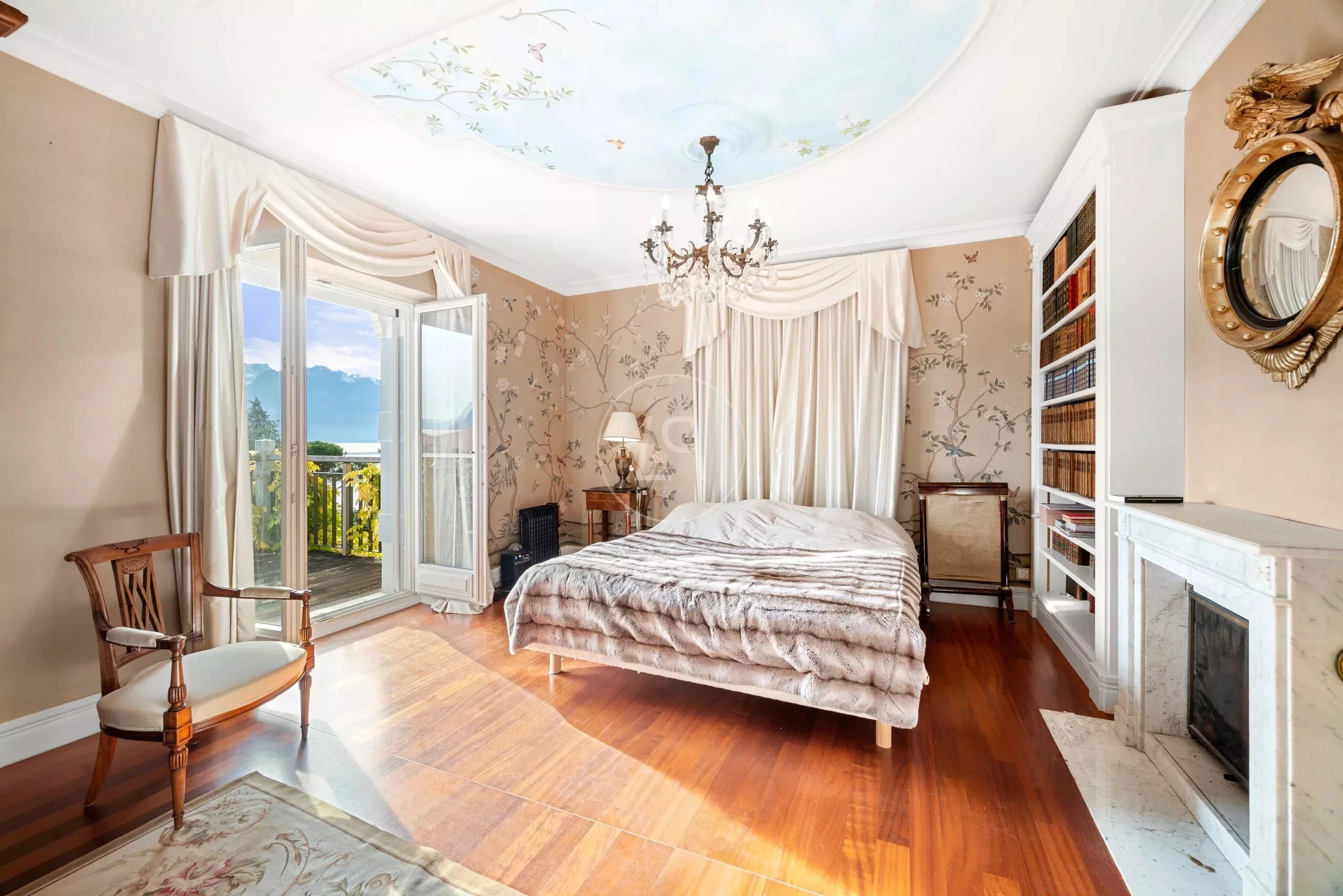 Elegantes Schlafzimmer mit klassischer Einrichtung und Balkonblick