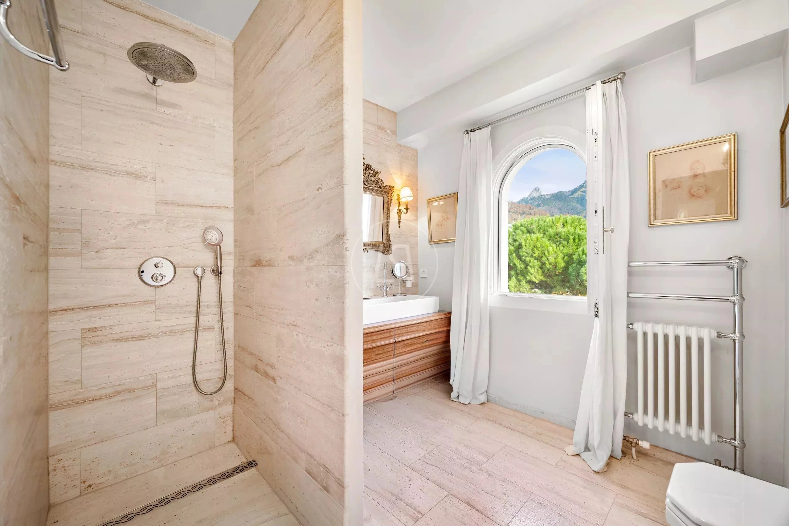 Helles Badezimmer mit begehbarer Dusche und Rundbogenfenster