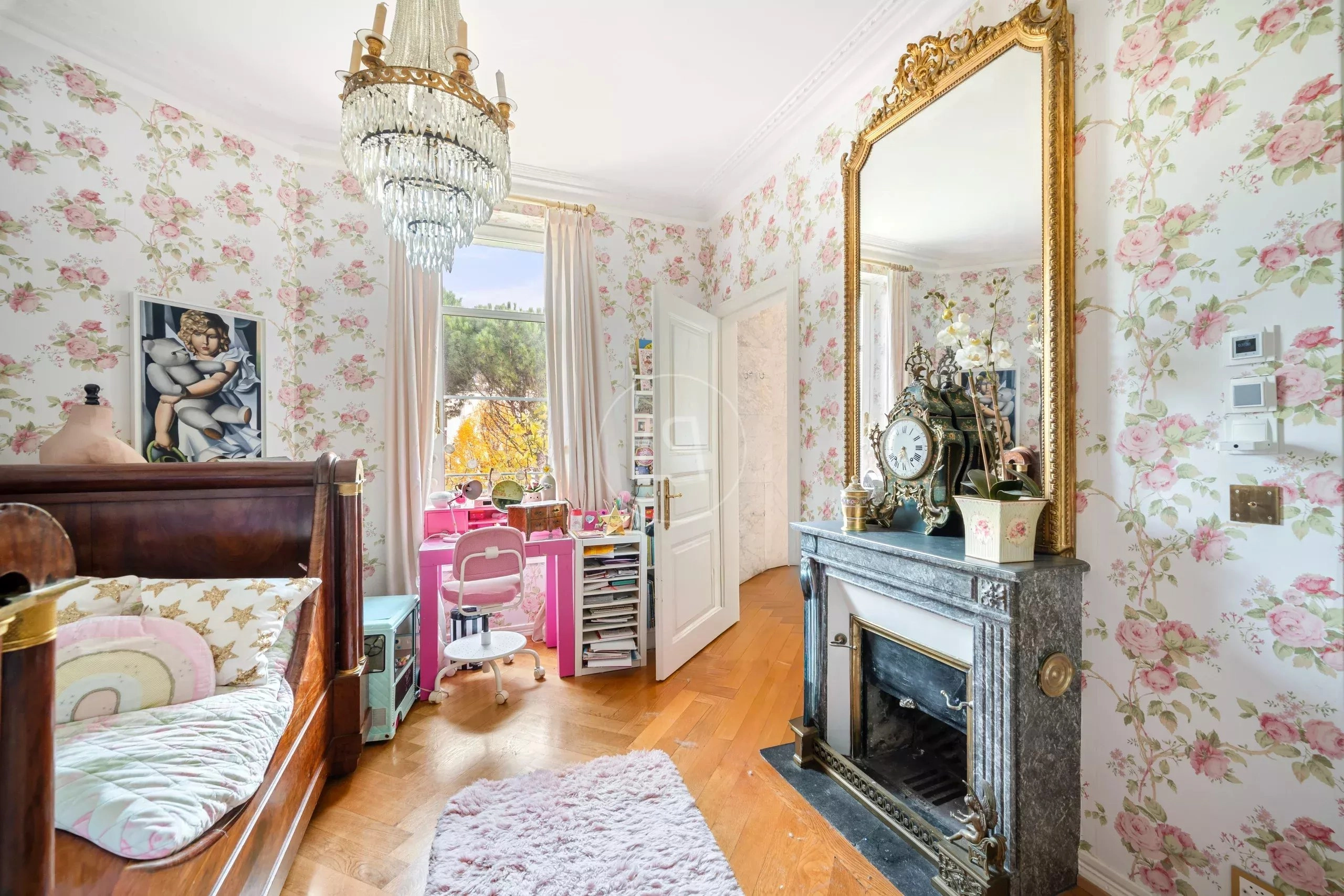 Helles Schlafzimmer mit Blumenmuster