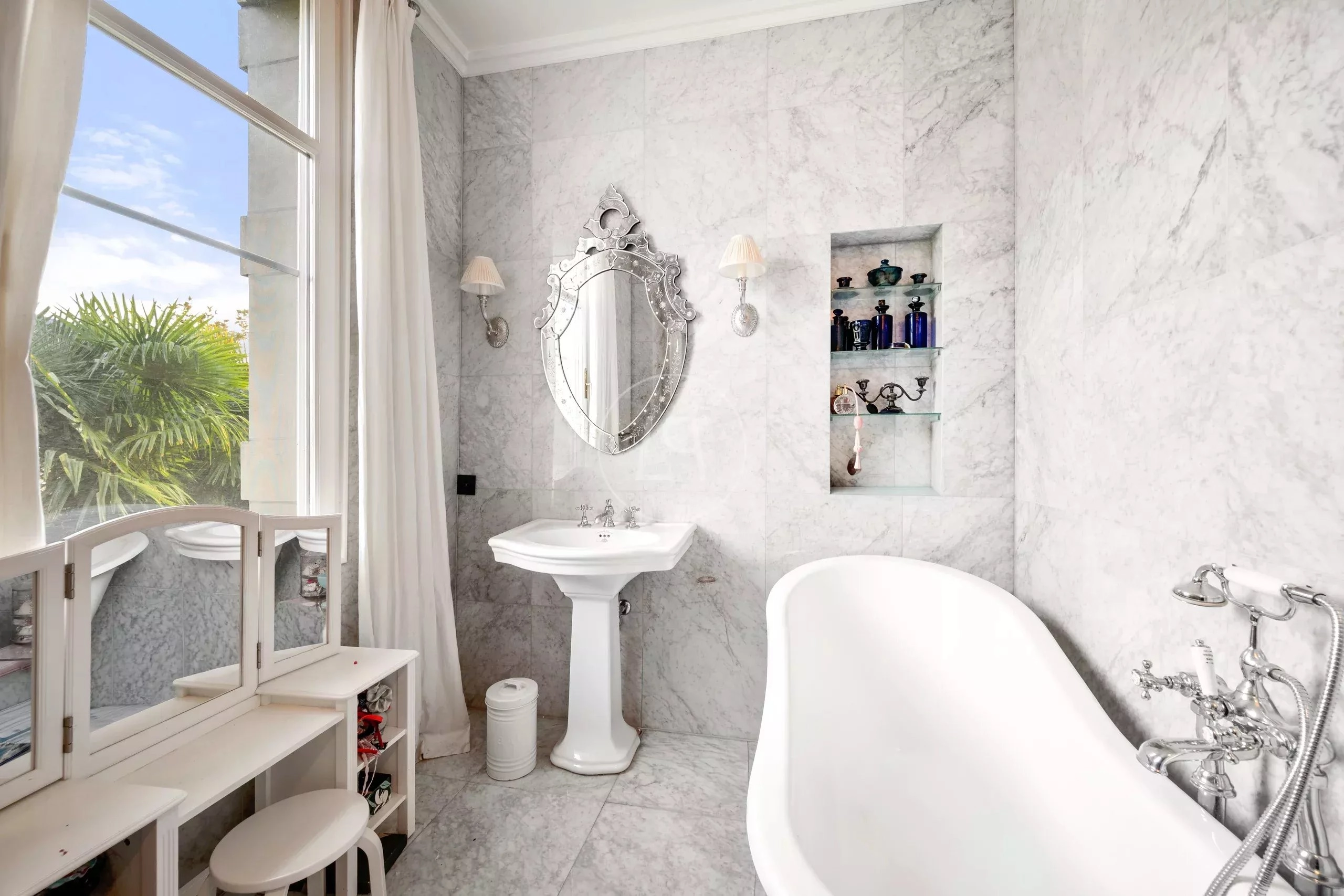 Elegantes Badezimmer mit Marmoroptik und freistehender Wanne