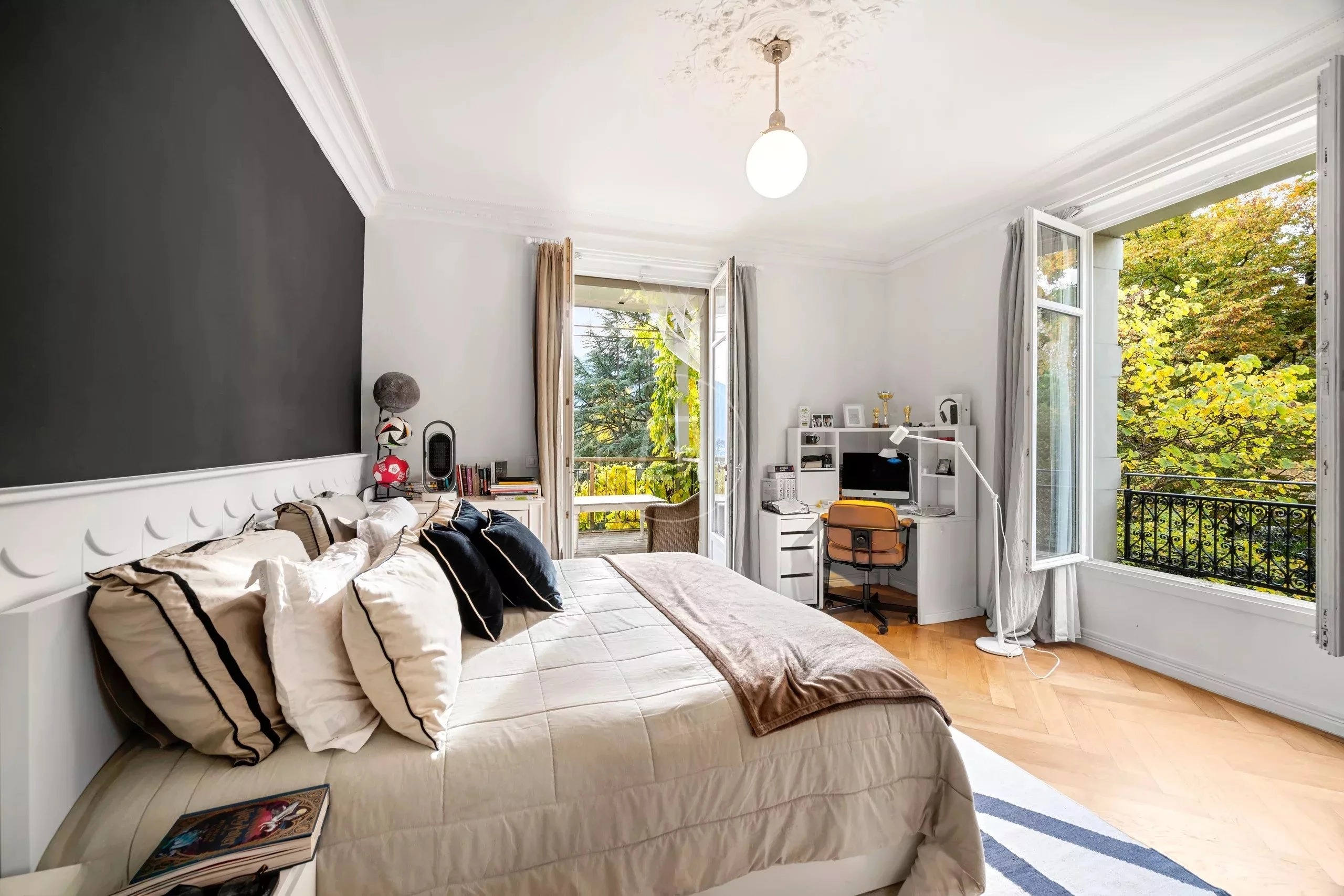 Helles Schlafzimmer mit Balkonblick