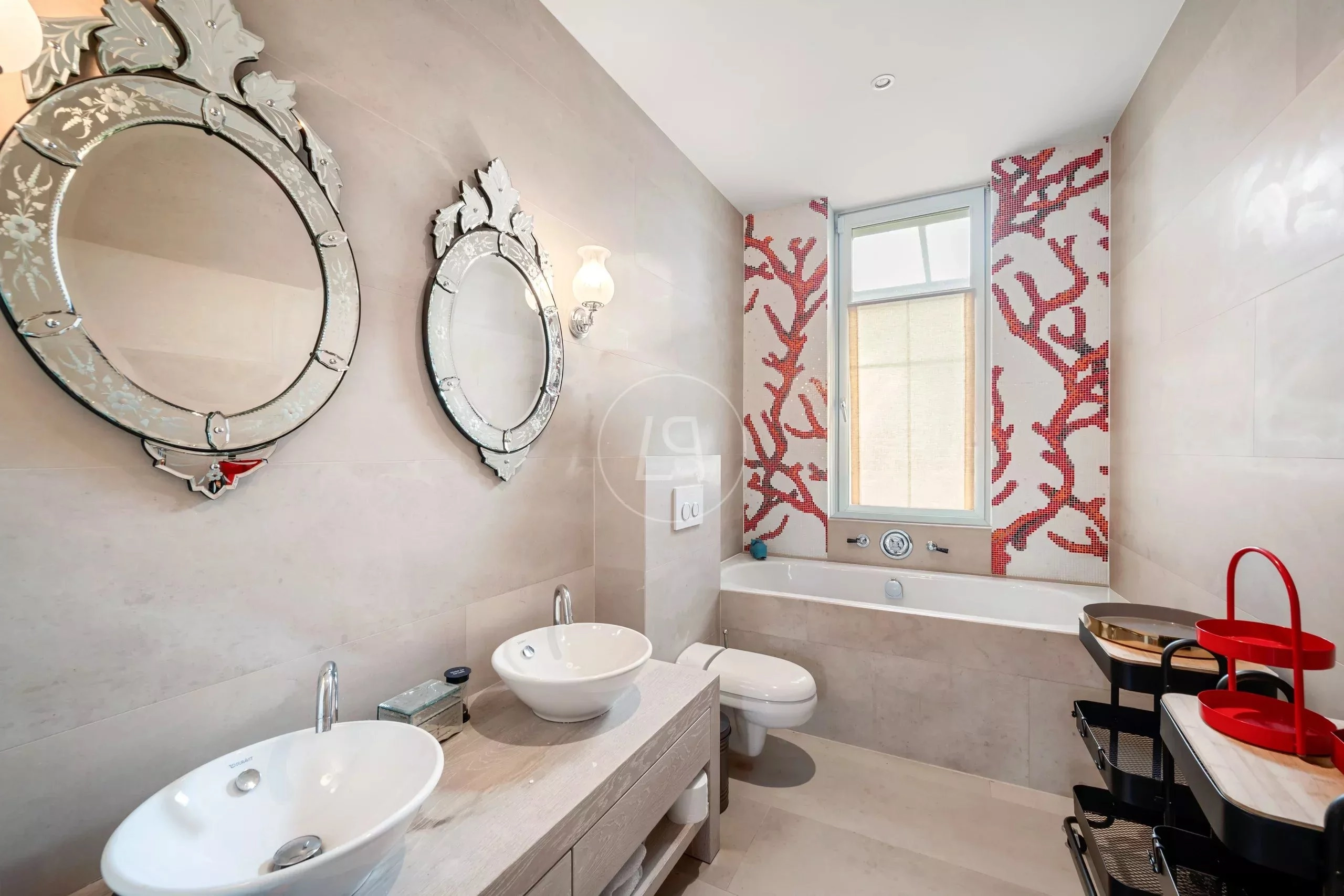 Modernes Badezimmer mit zwei Waschbecken und Badewanne