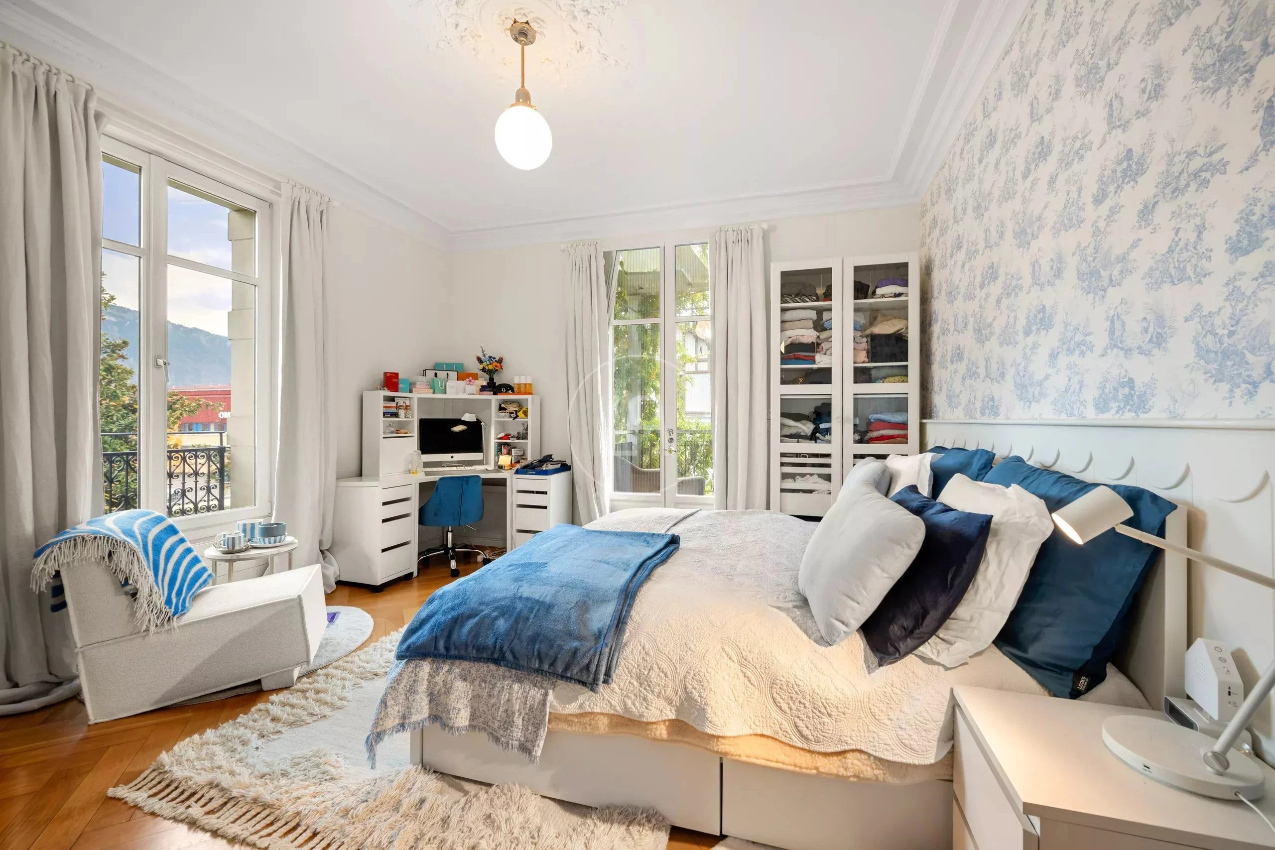 Helles Schlafzimmer mit Balkonblick