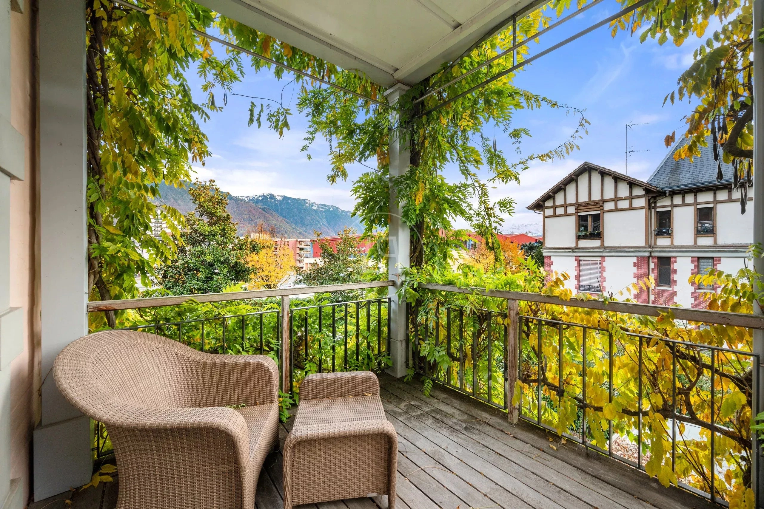 Balkon mit Bergblick