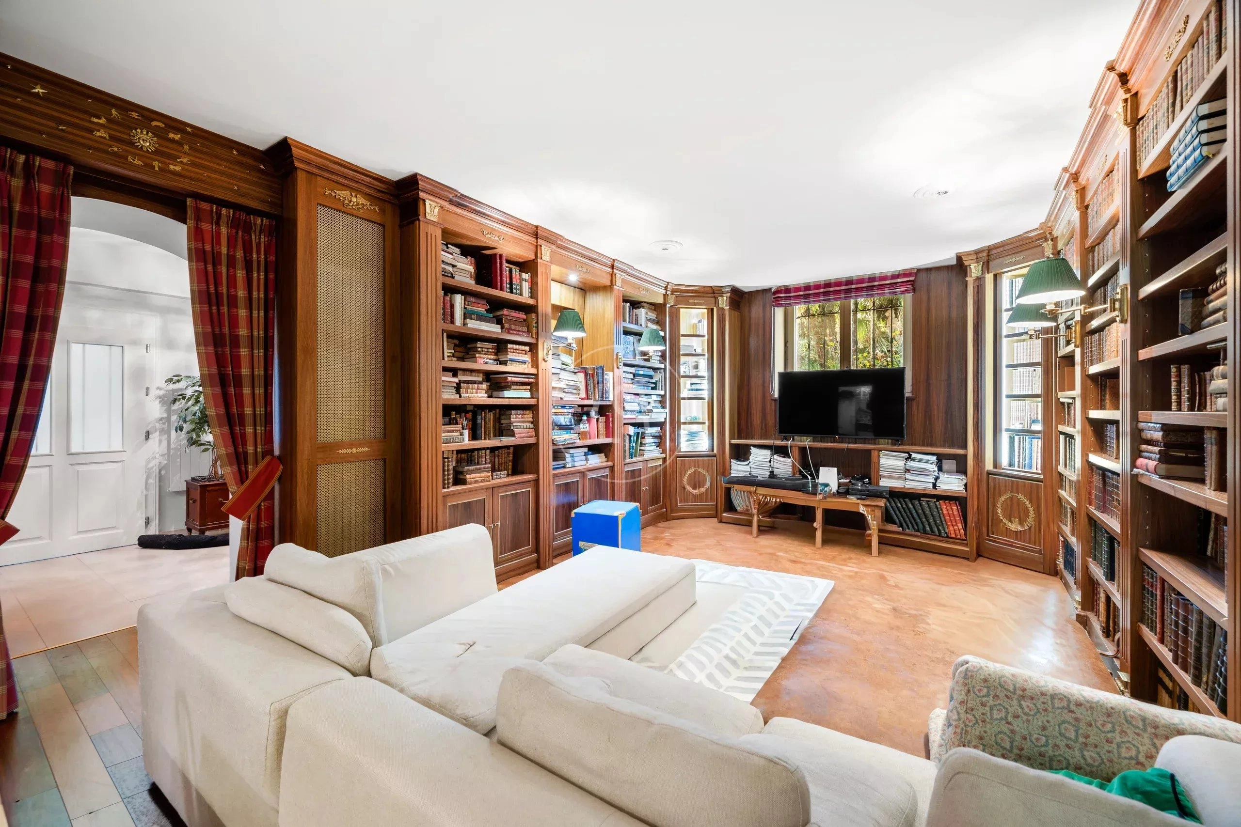 Repräsentatives Wohnzimmer mit Bibliothekswand