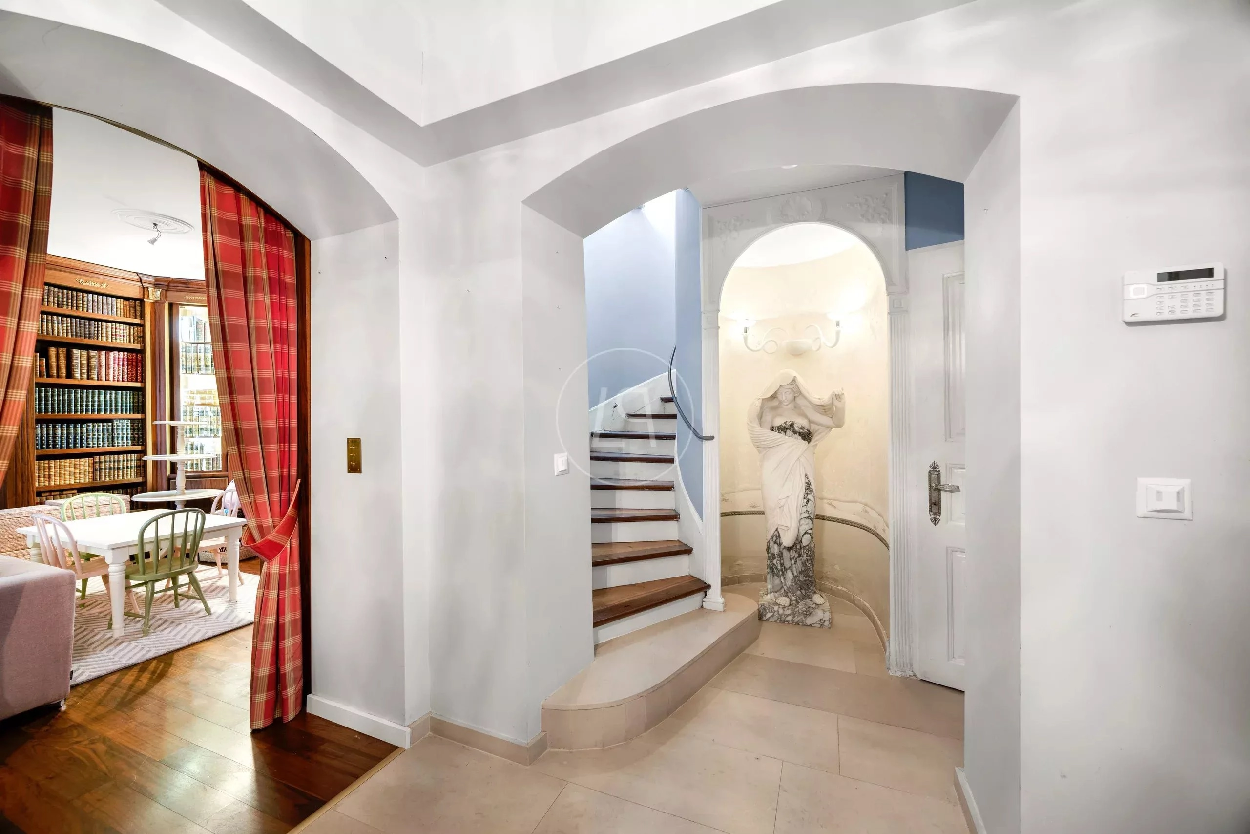 Eleganter Innenflur mit Durchblick in einen Salon