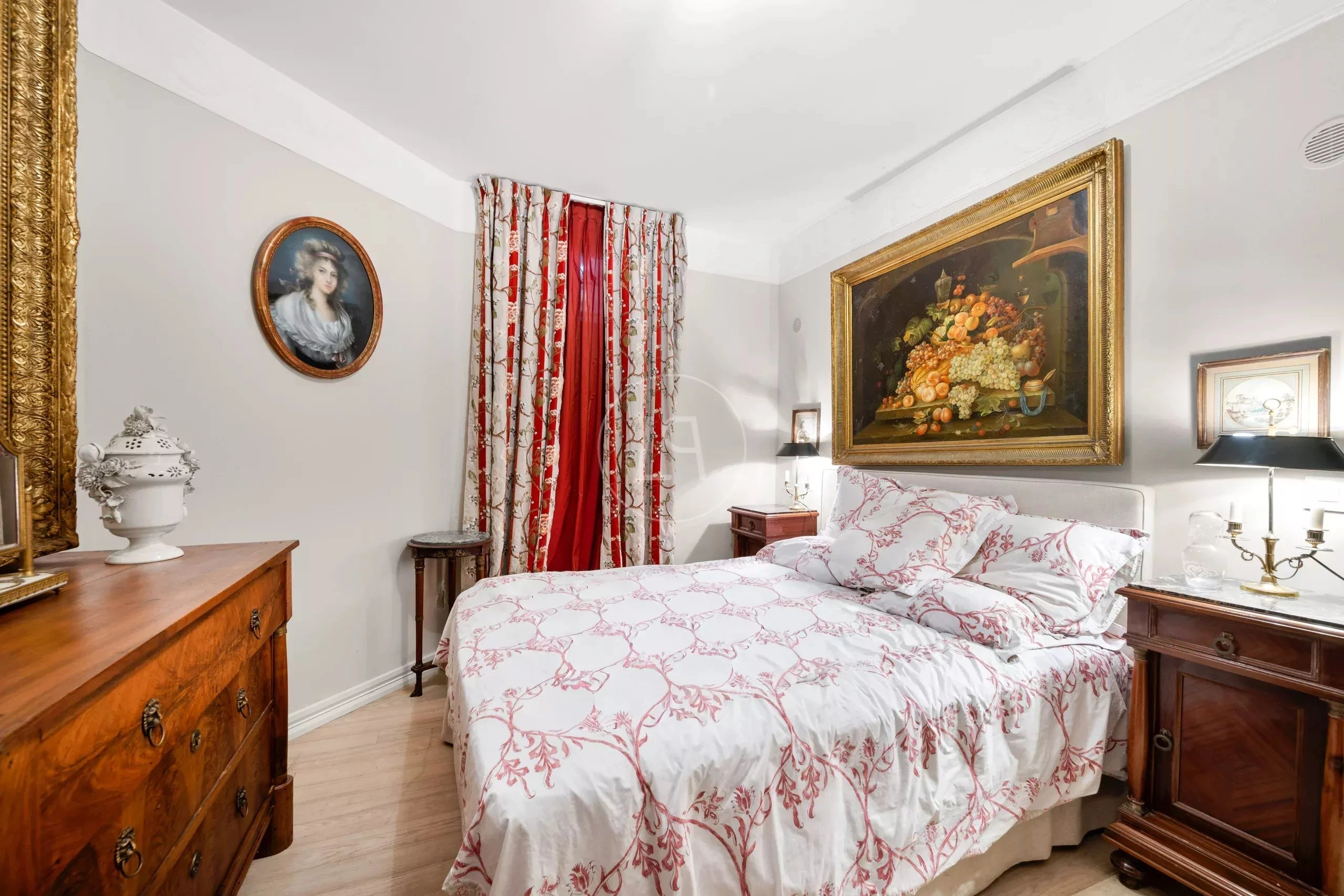 Klassisch eingerichtetes Schlafzimmer