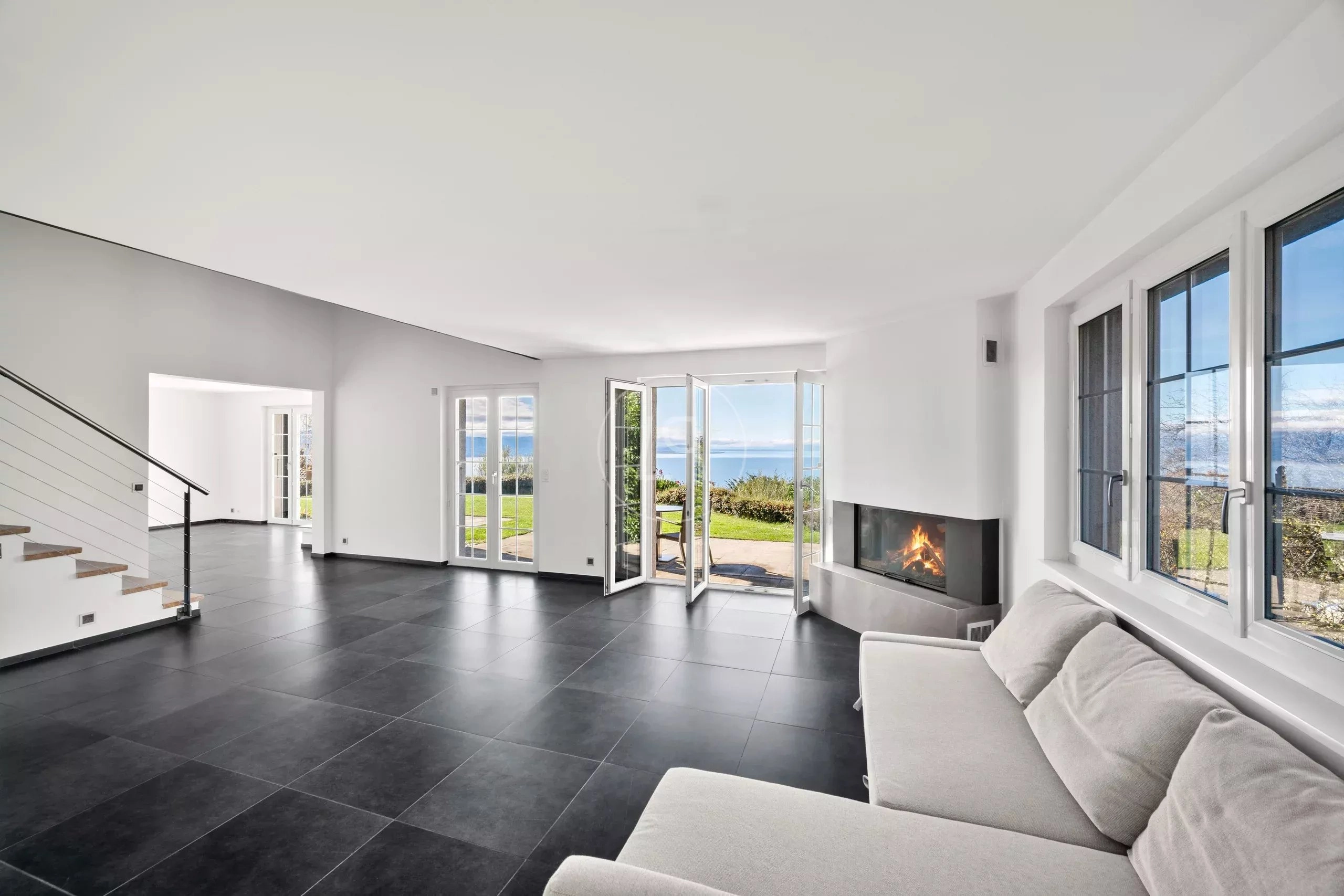 Offener Wohnbereich mit Meerblick und Kamin