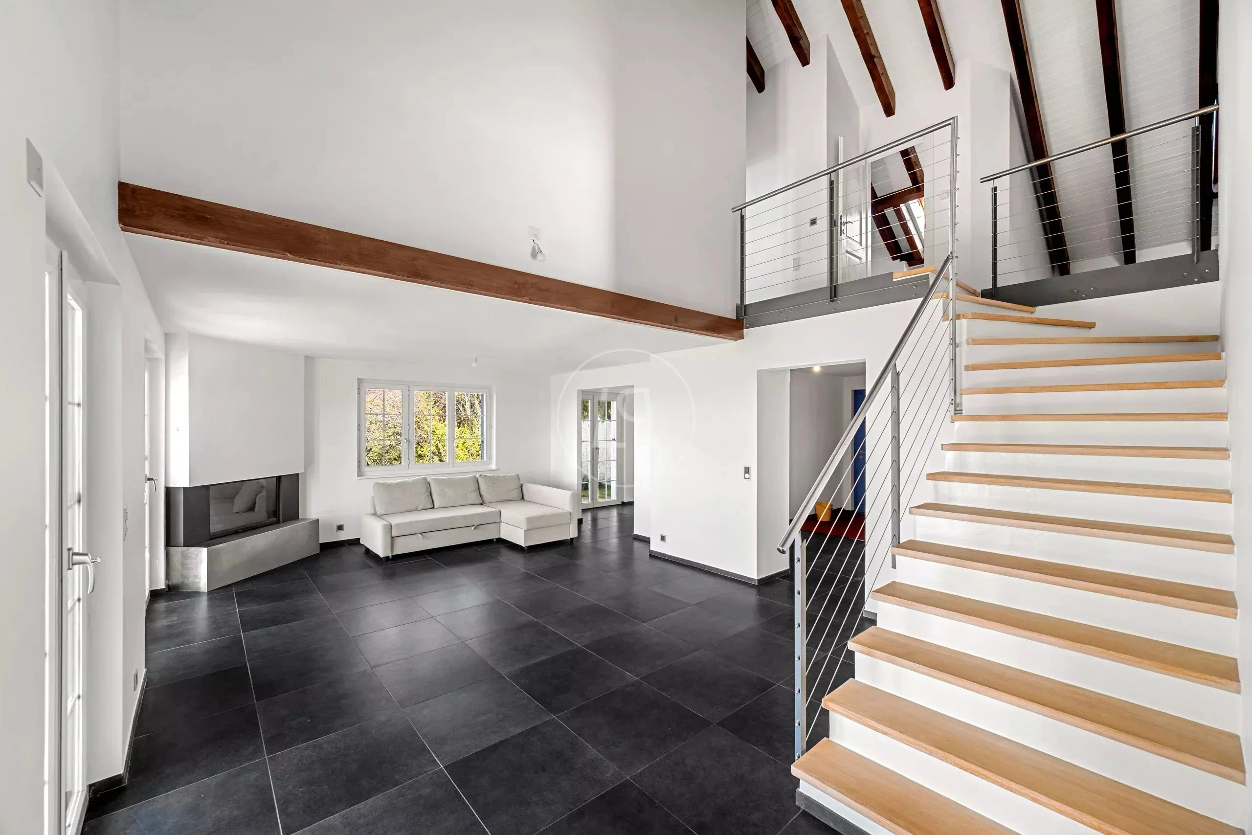Offener Wohnbereich mit Treppe