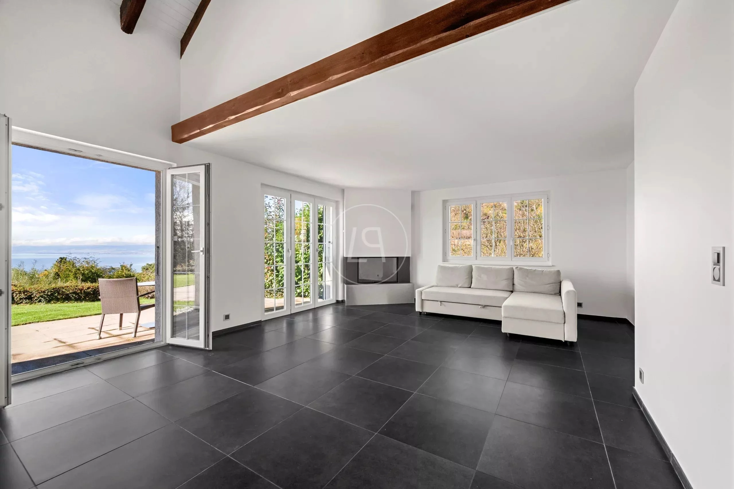 Helles Wohnzimmer mit Terrassenzugang