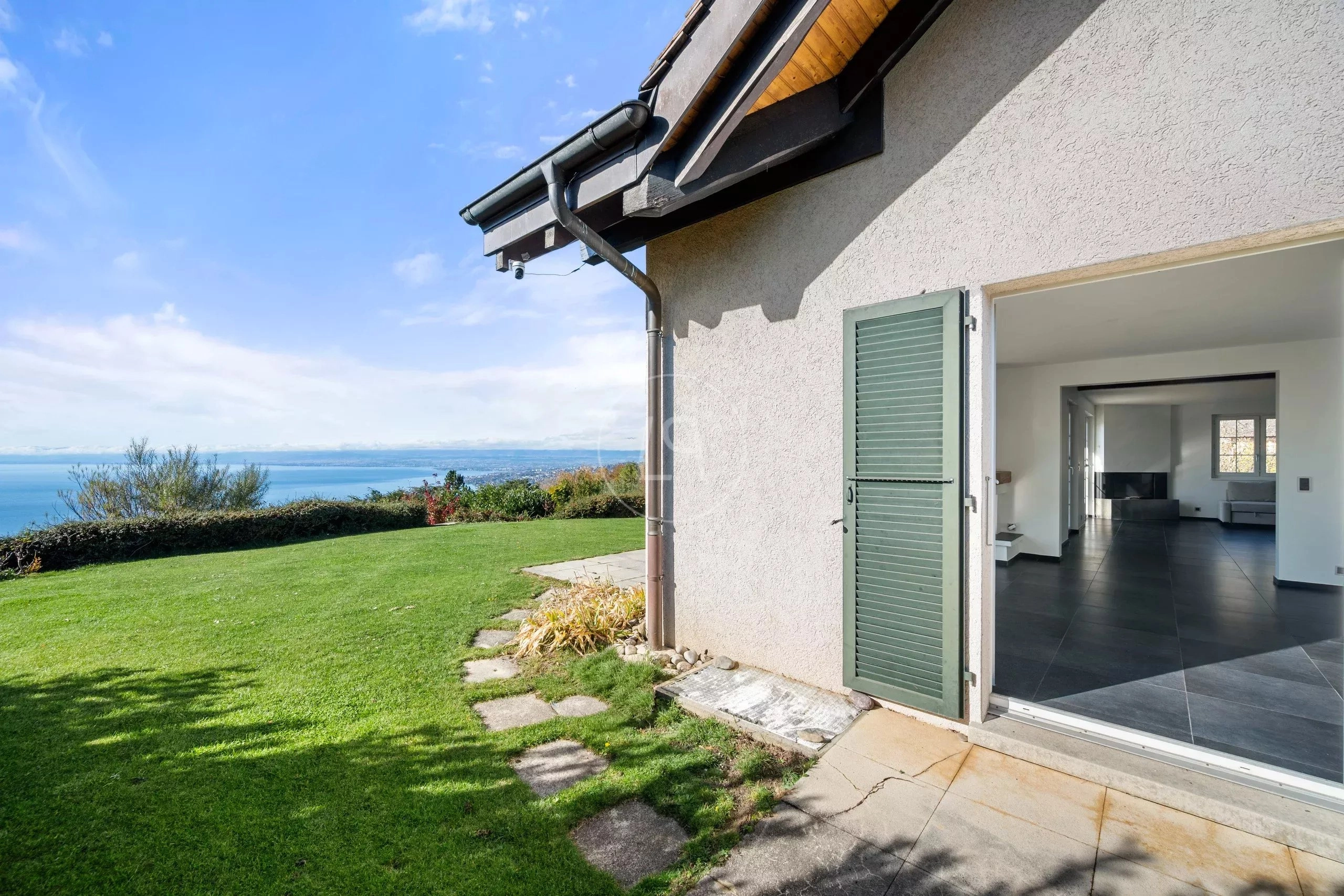 Haus mit Meerblick und offenem Garten