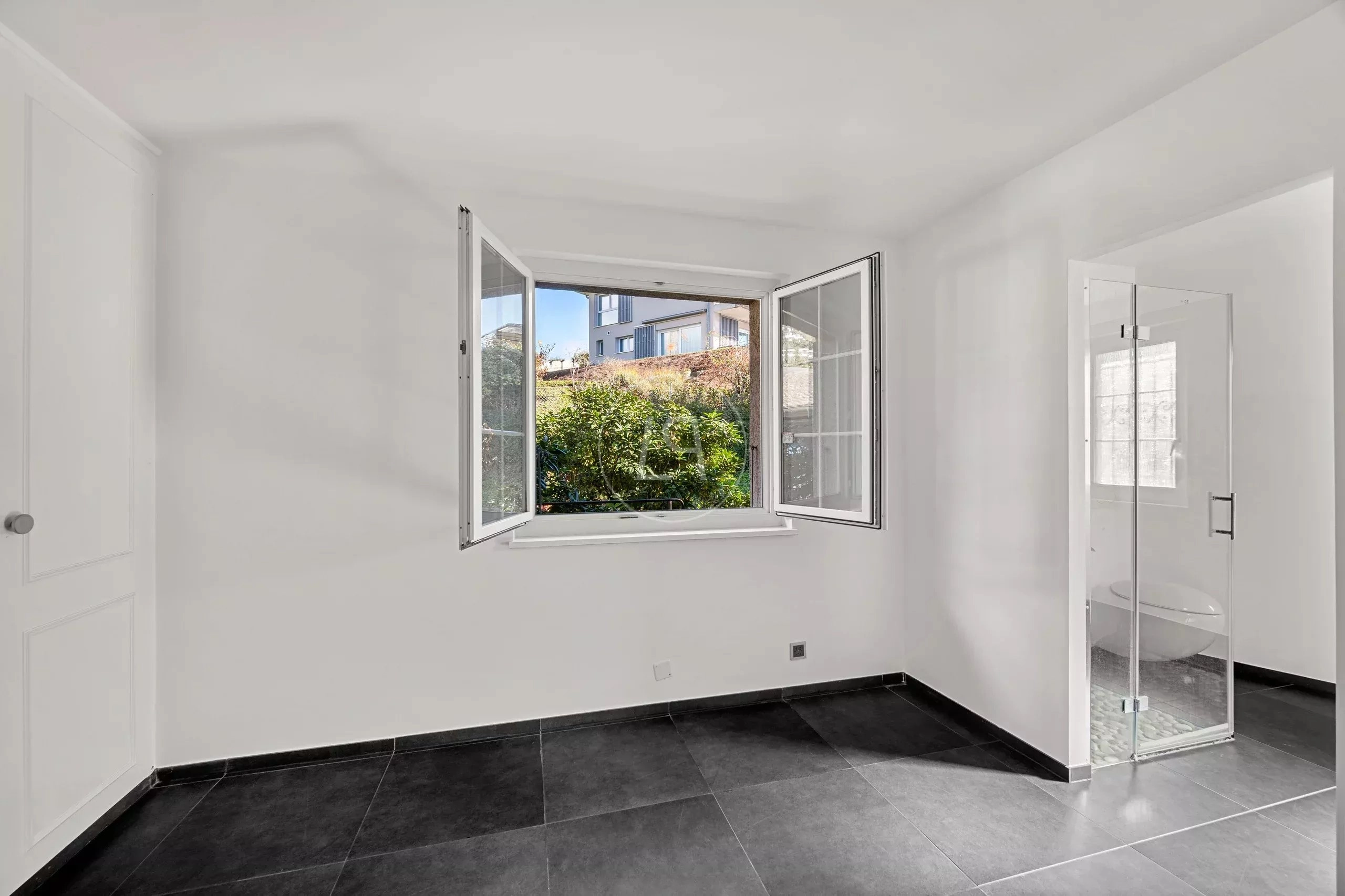 Helles leeres Zimmer mit Fenster und Glastür