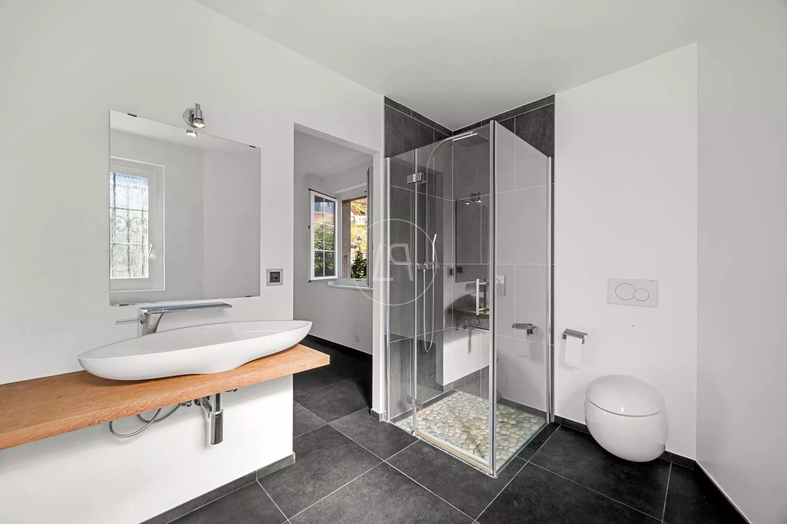 Modernes Badezimmer mit Walk-in-Dusche und Aufsatzwaschbecken