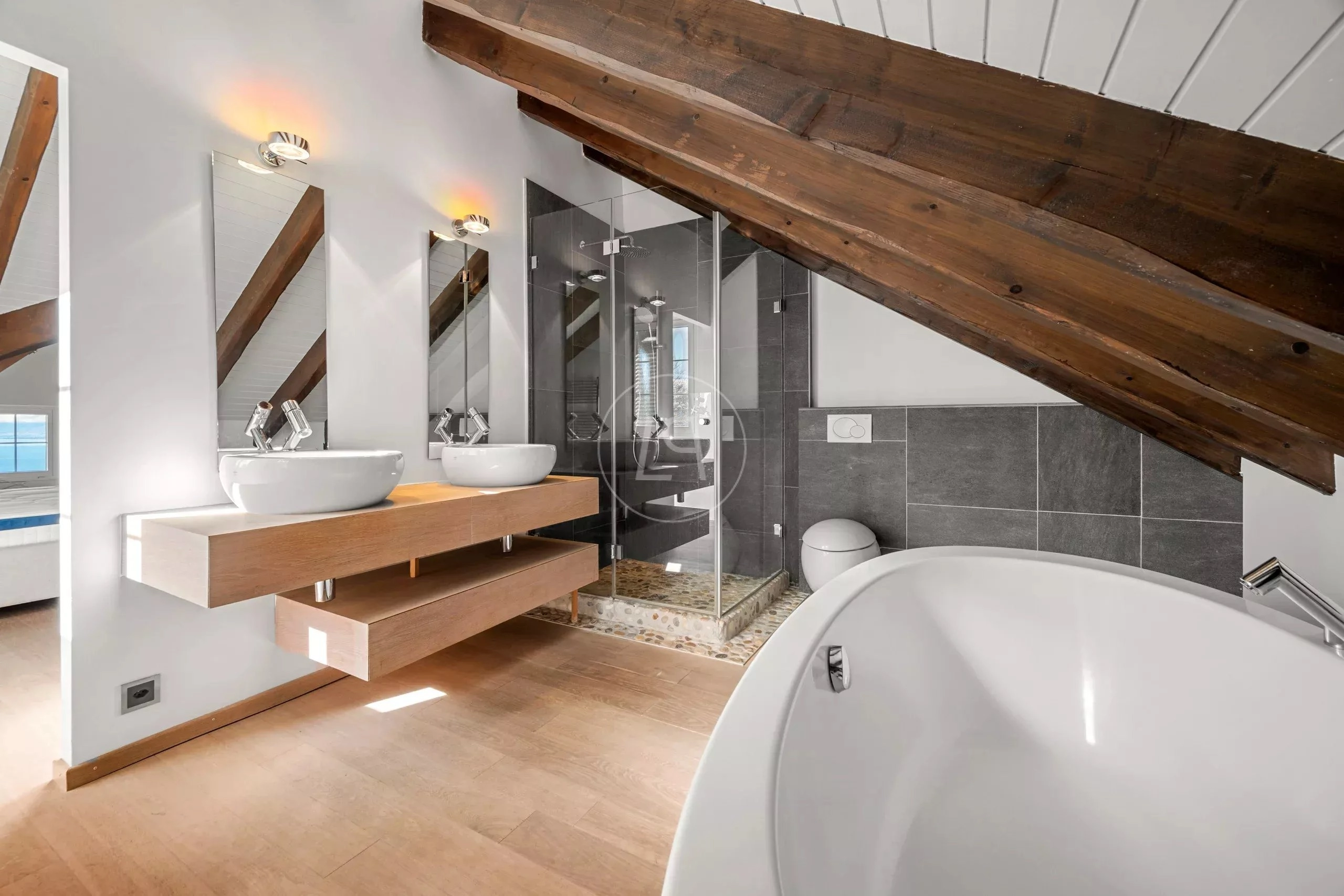 Helles Dachbad mit freistehender Wanne