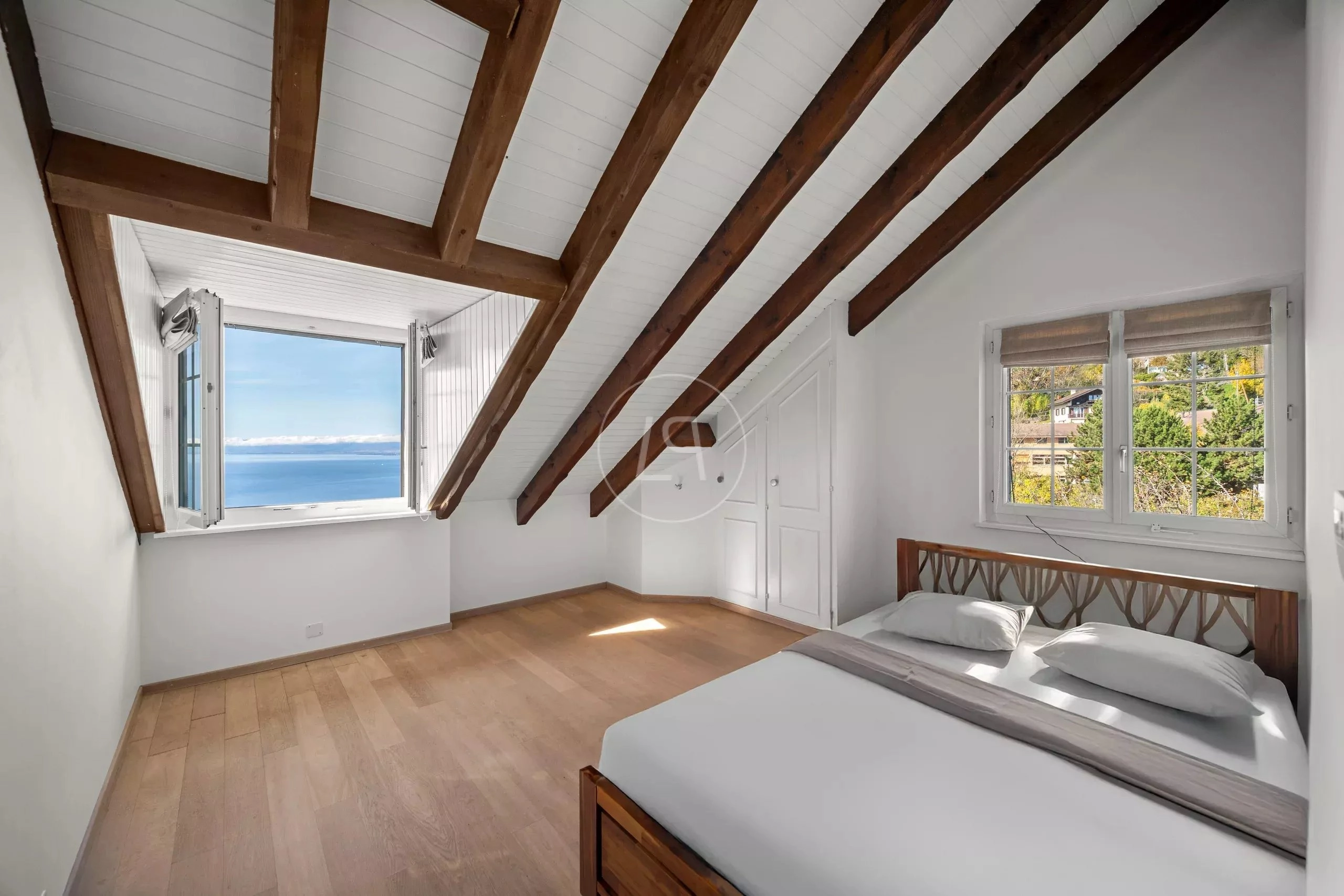 Helles Dachgeschoss-Schlafzimmer mit Meerblick