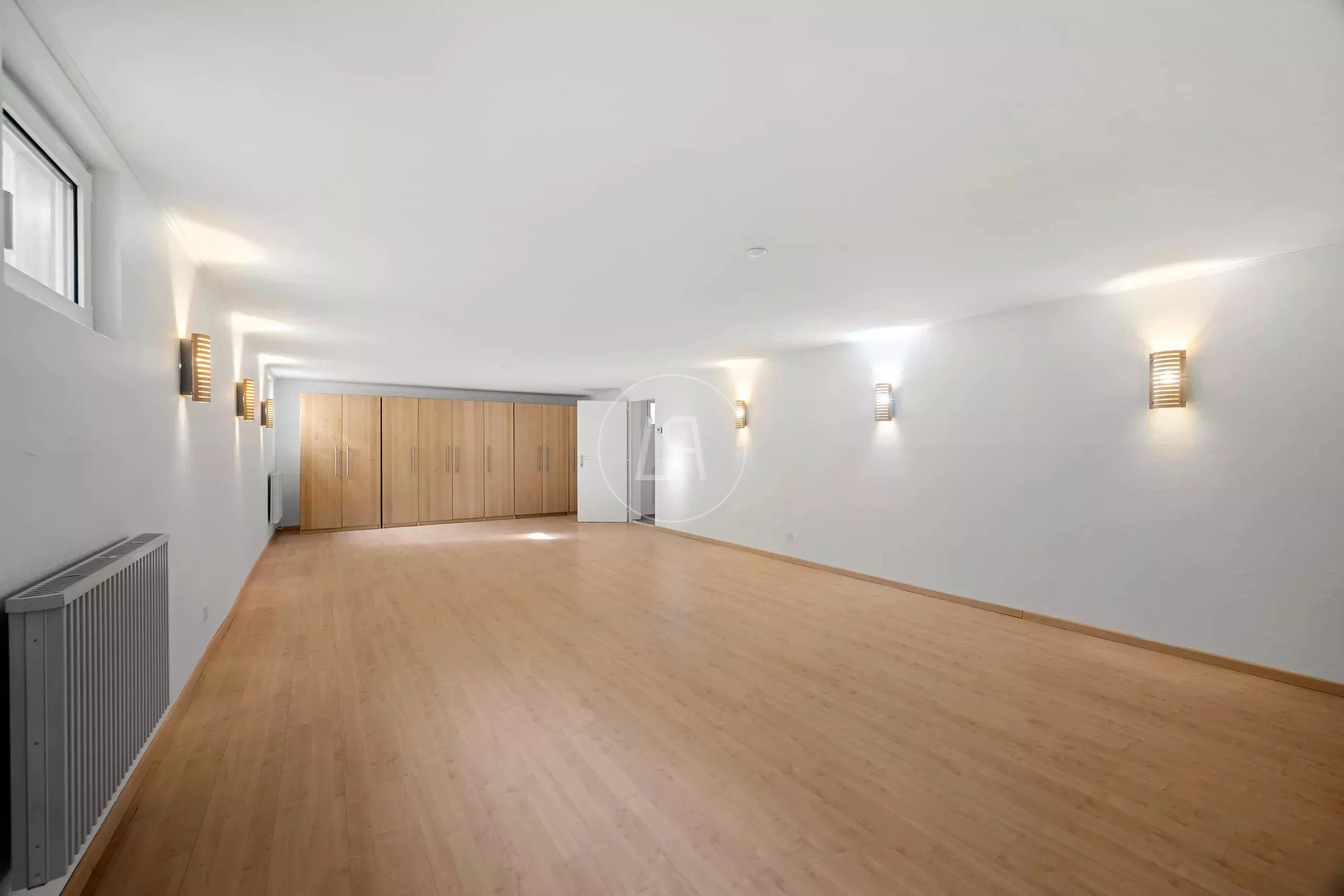 Großer leerer Innenraum mit Holzoptik-Boden