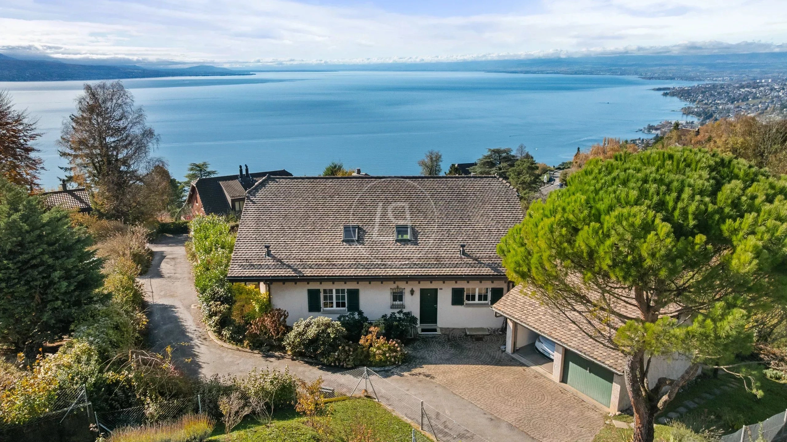 Seeblick von einem Hanggrundstück mit Einfamilienhaus