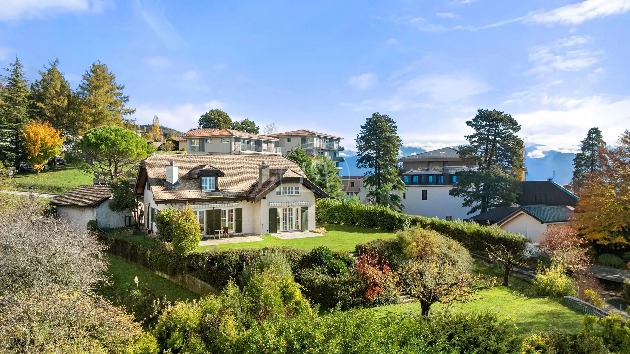 Landschaftlicher Blick auf ein Wohnhaus mit Garten