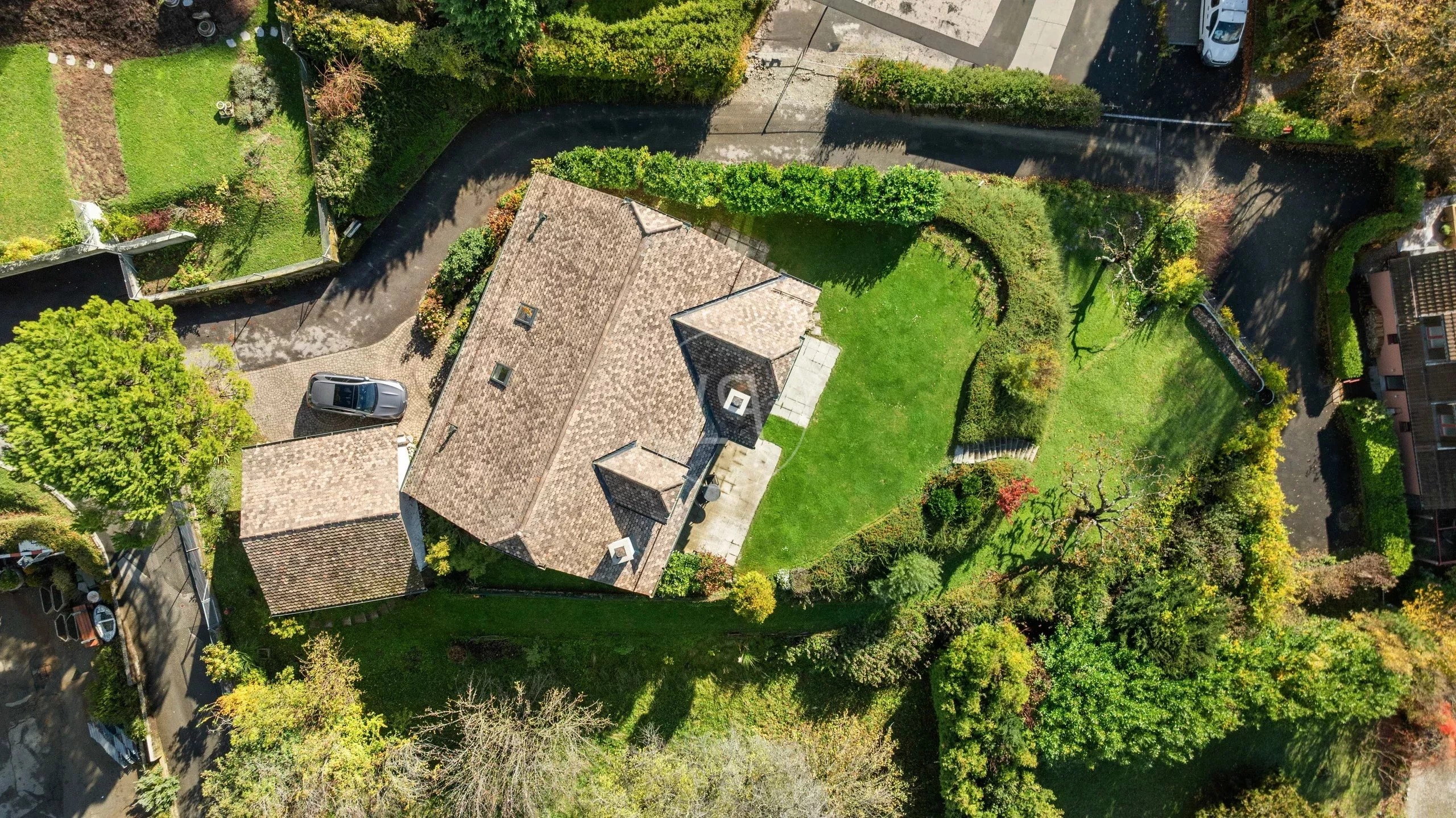 Luftaufnahme eines Hauses mit Garten