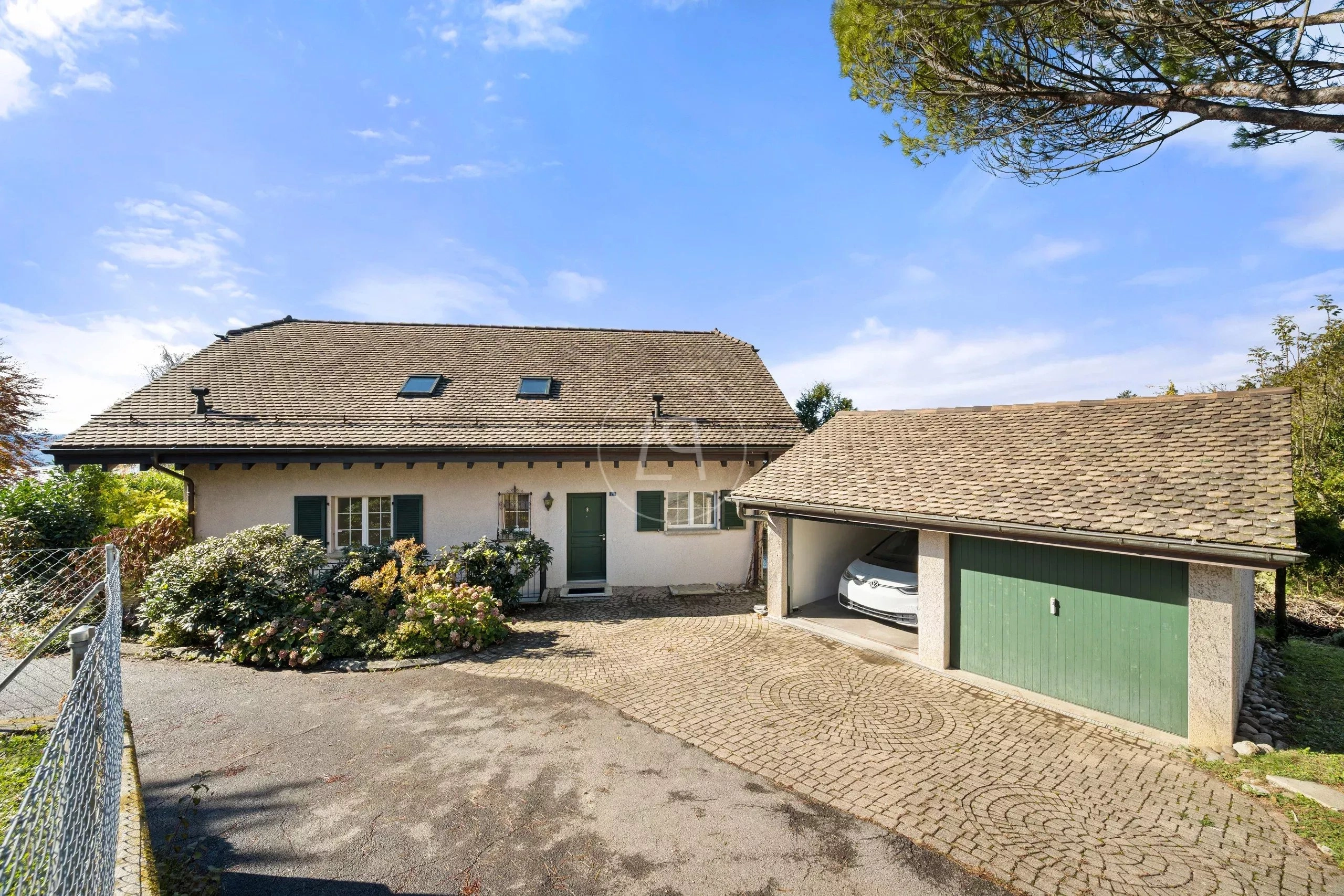 Einfamilienhaus mit Garage und Zufahrt